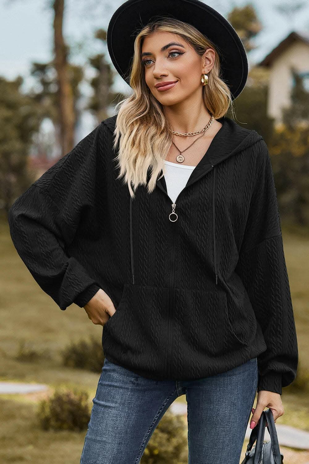 Chic zip-up hoodie with pockets 