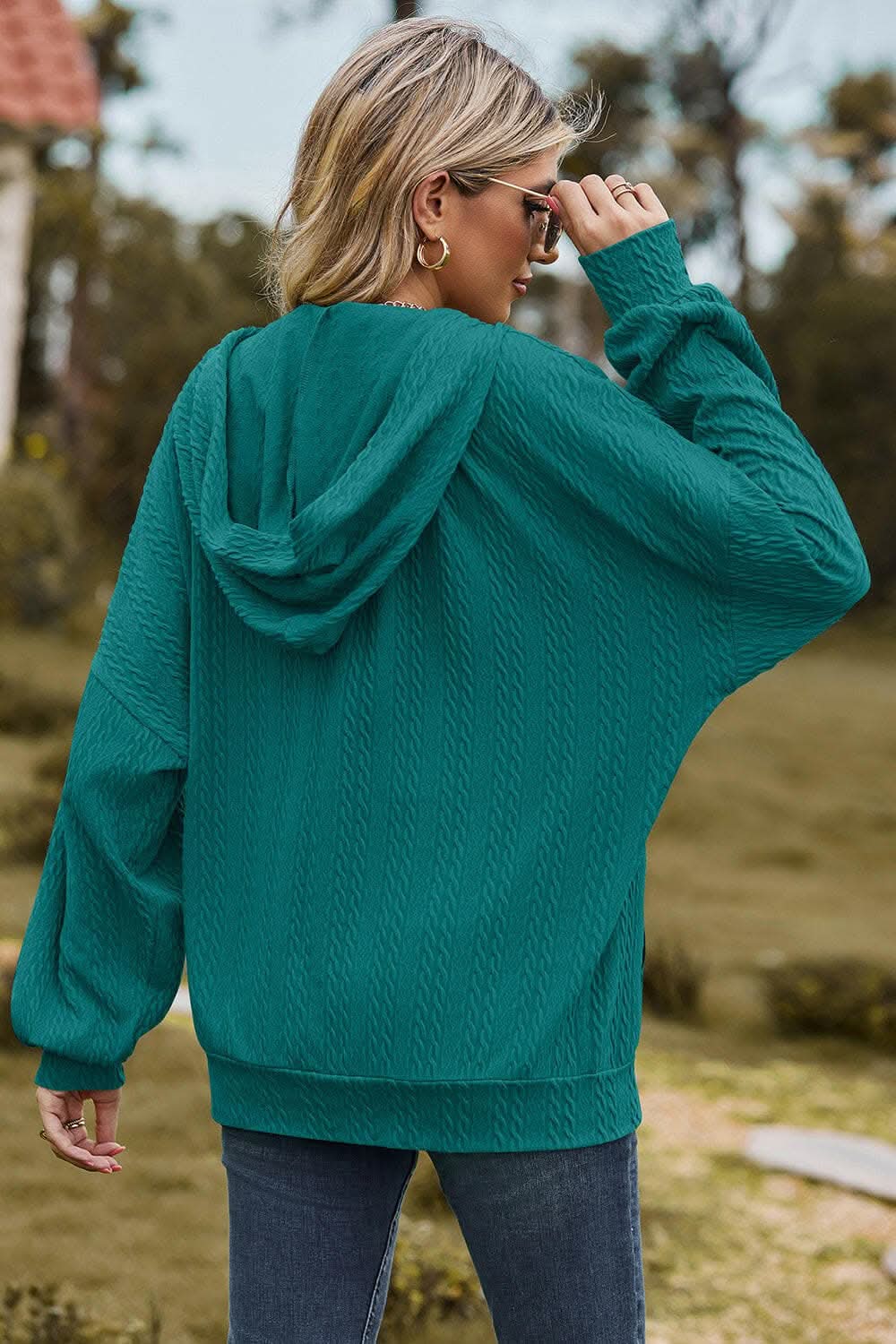 Chic zip-up hoodie with pockets 