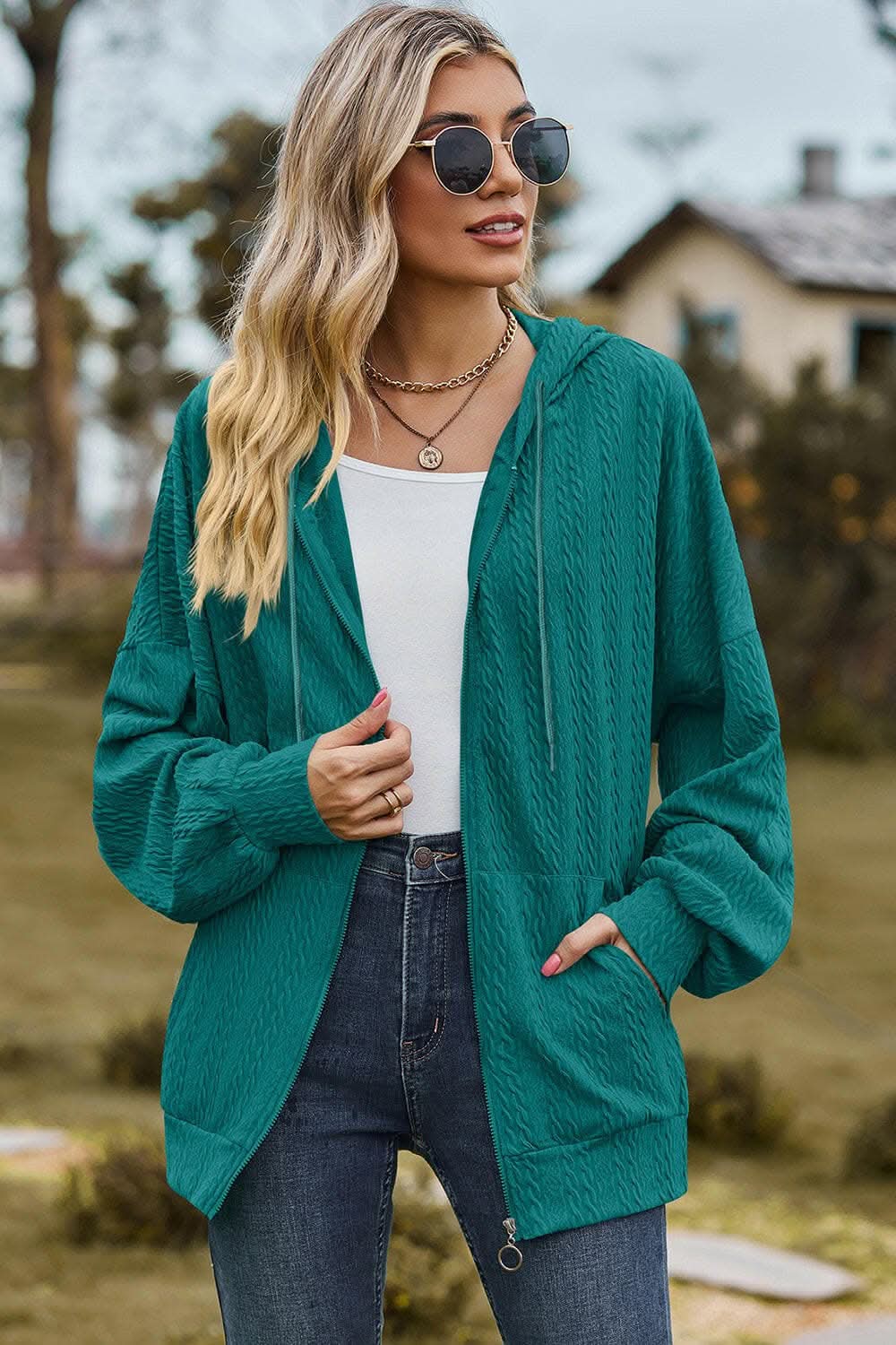 Chic zip-up hoodie with pockets 