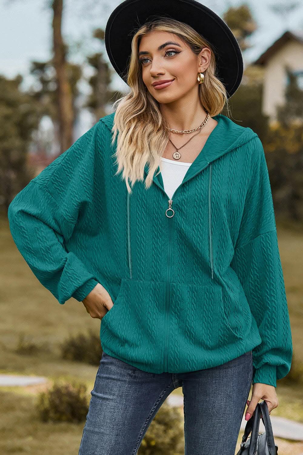 Chic zip-up hoodie with pockets 