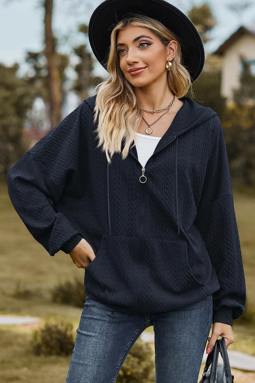 Chic zip-up hoodie with pockets 