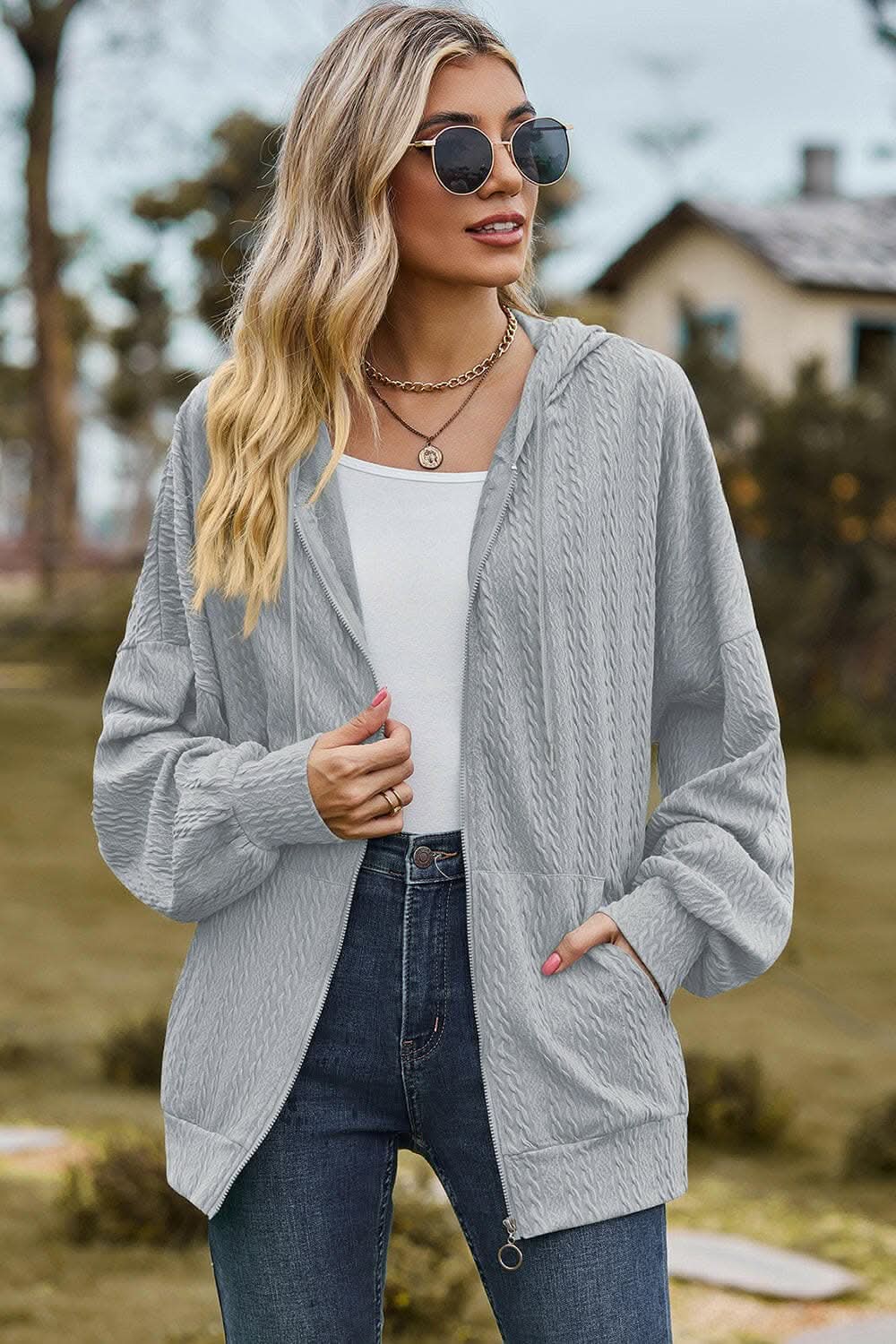 Chic zip-up hoodie with pockets 