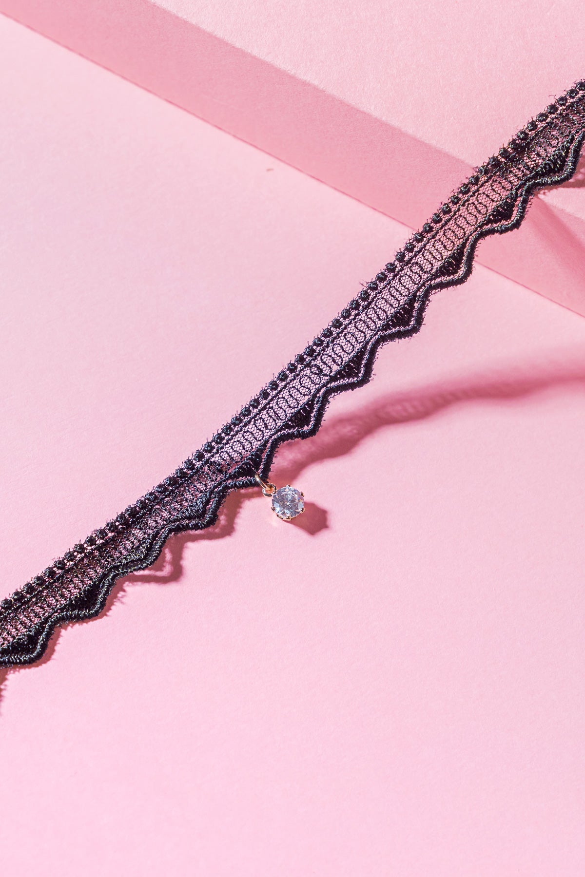 PRETTY IN LOVE CHOKER