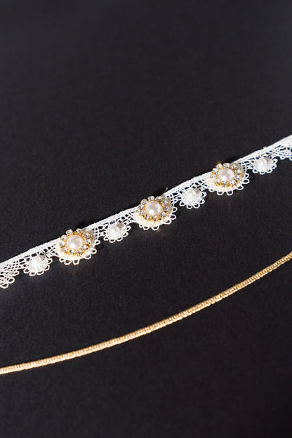 MOON CRESCENT PEARLS CHOKER