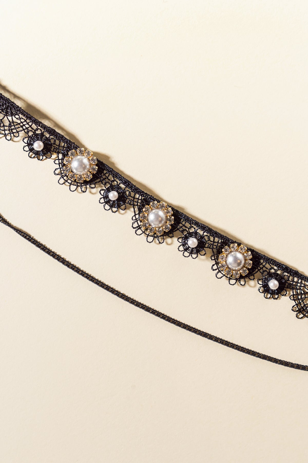 MOON CRESCENT PEARLS CHOKER