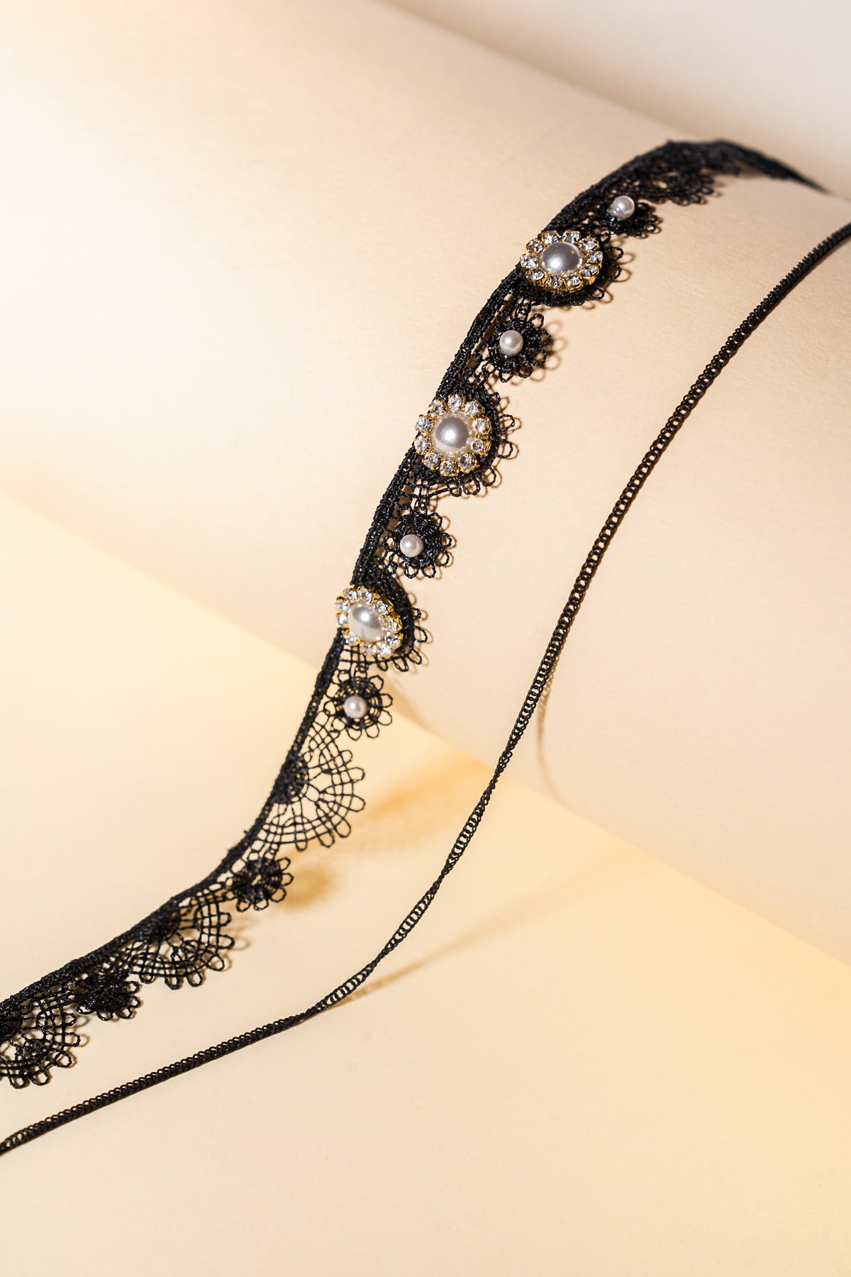 MOON CRESCENT PEARLS CHOKER