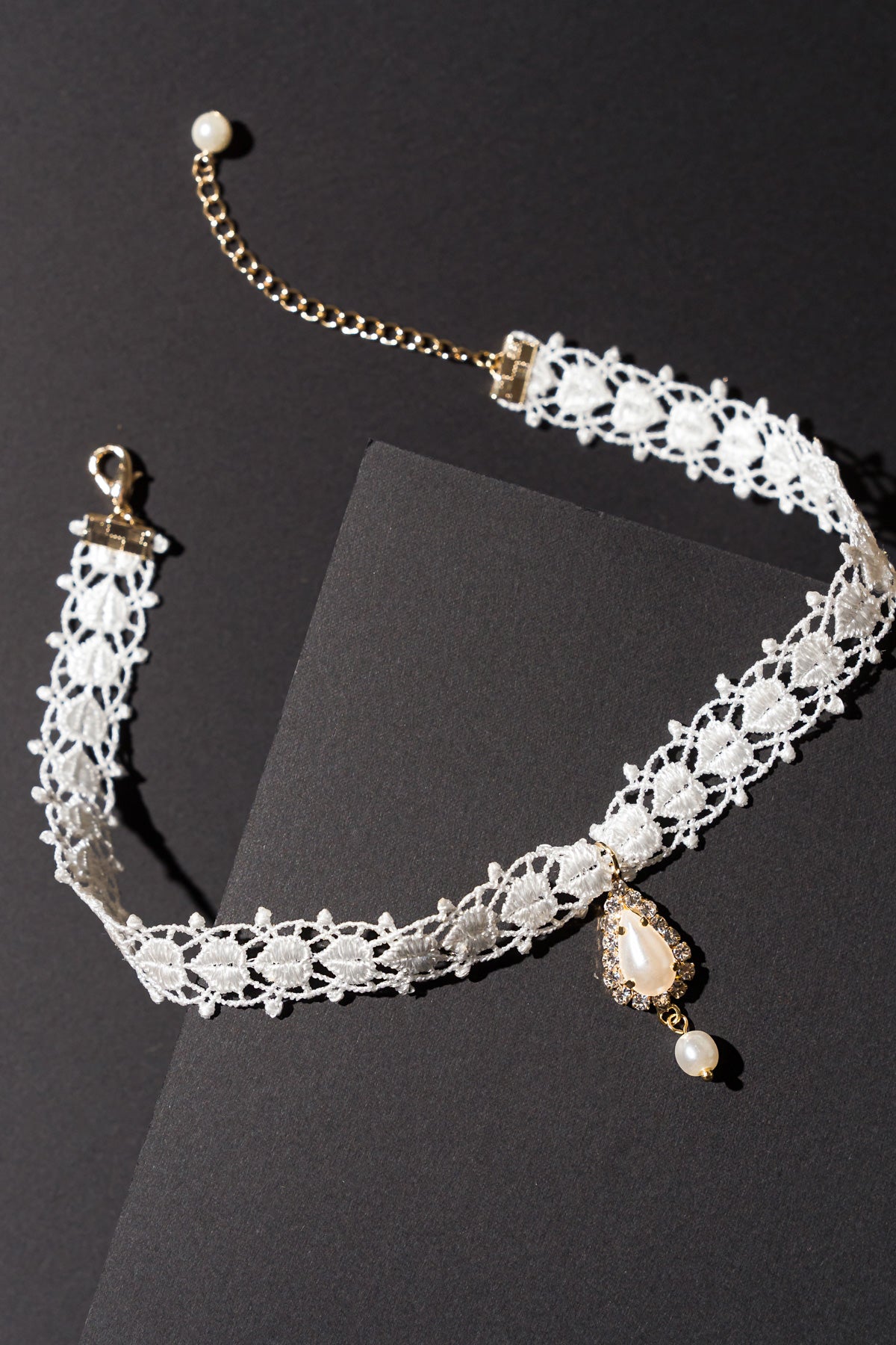 GEOMETRIC CHARM LACE PEARLS CHOKER