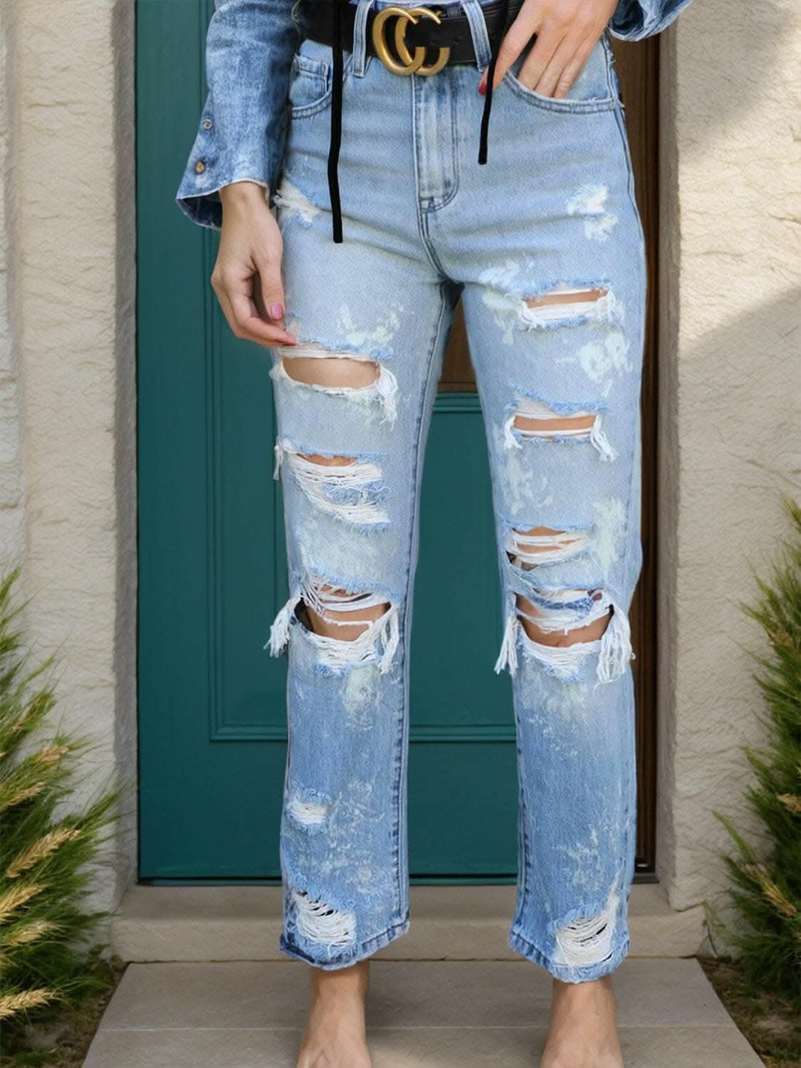 Distressed straight jeans with pockets 