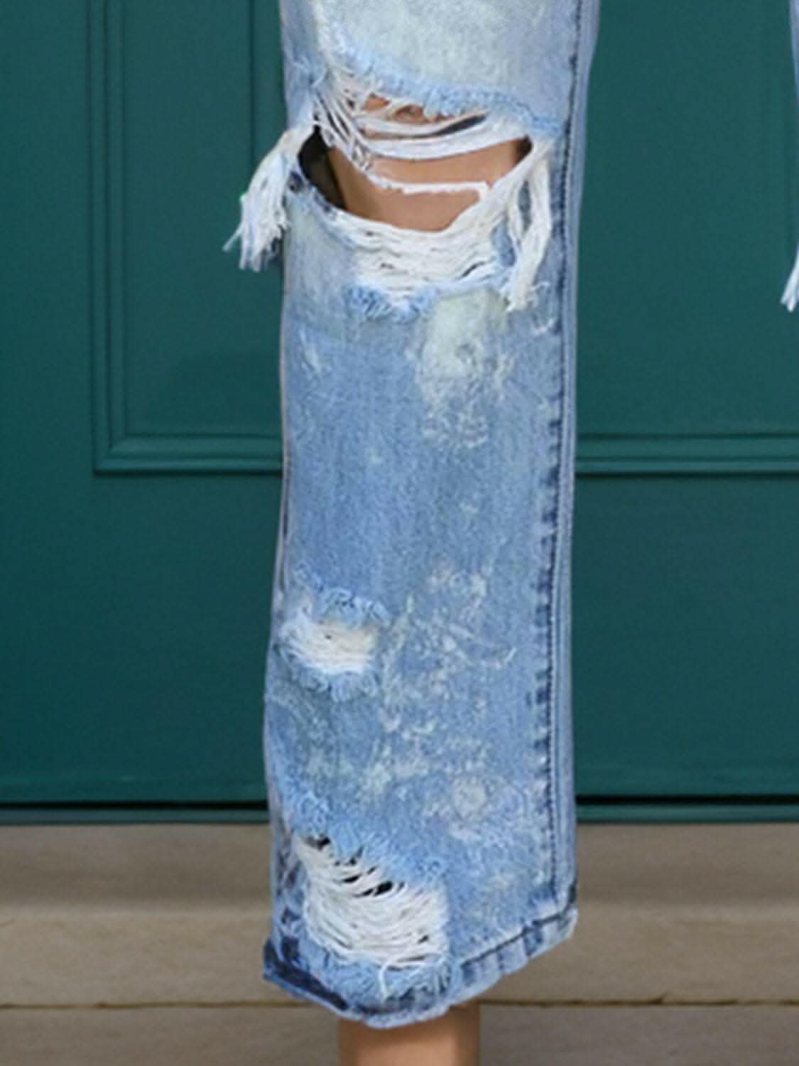 Distressed straight jeans with pockets 