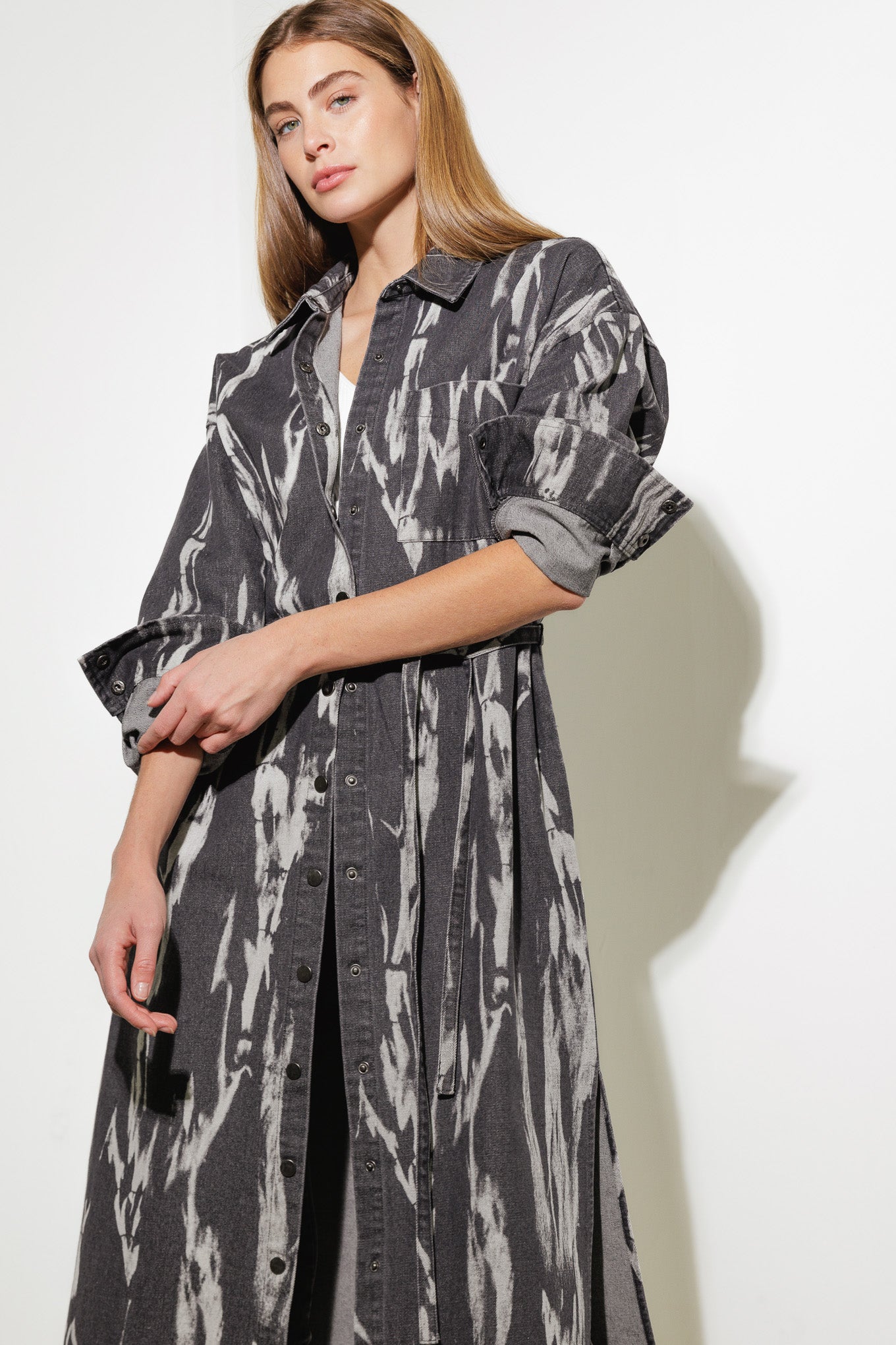 HERE & NOW WOVEN DENIM MIDI SHIRT DRESS Flying Tomato