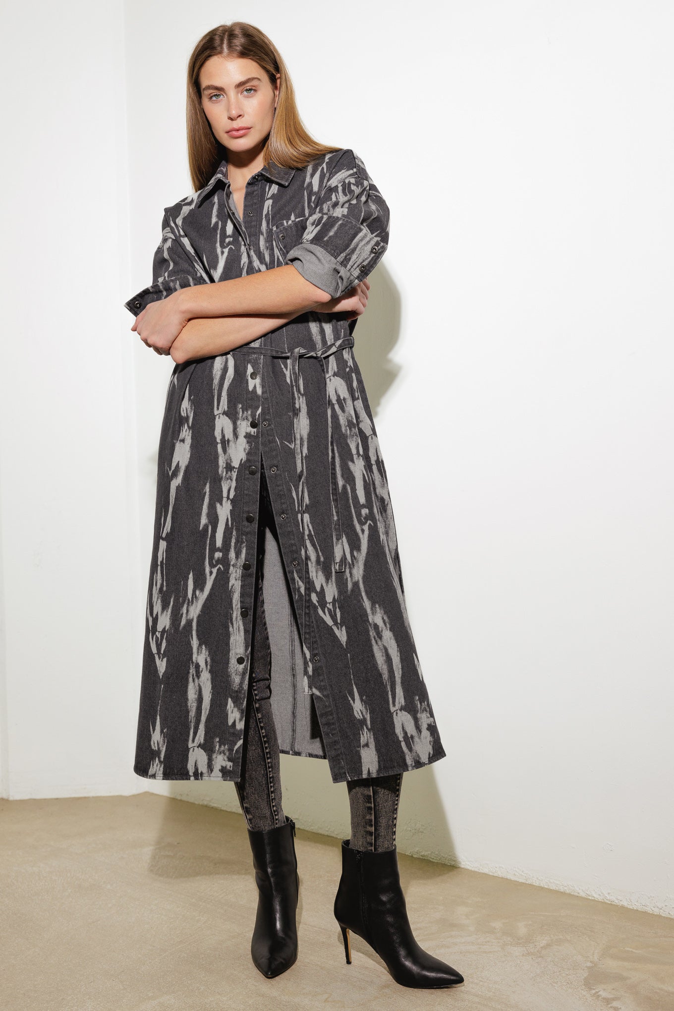 HERE & NOW WOVEN DENIM MIDI SHIRT DRESS Flying Tomato