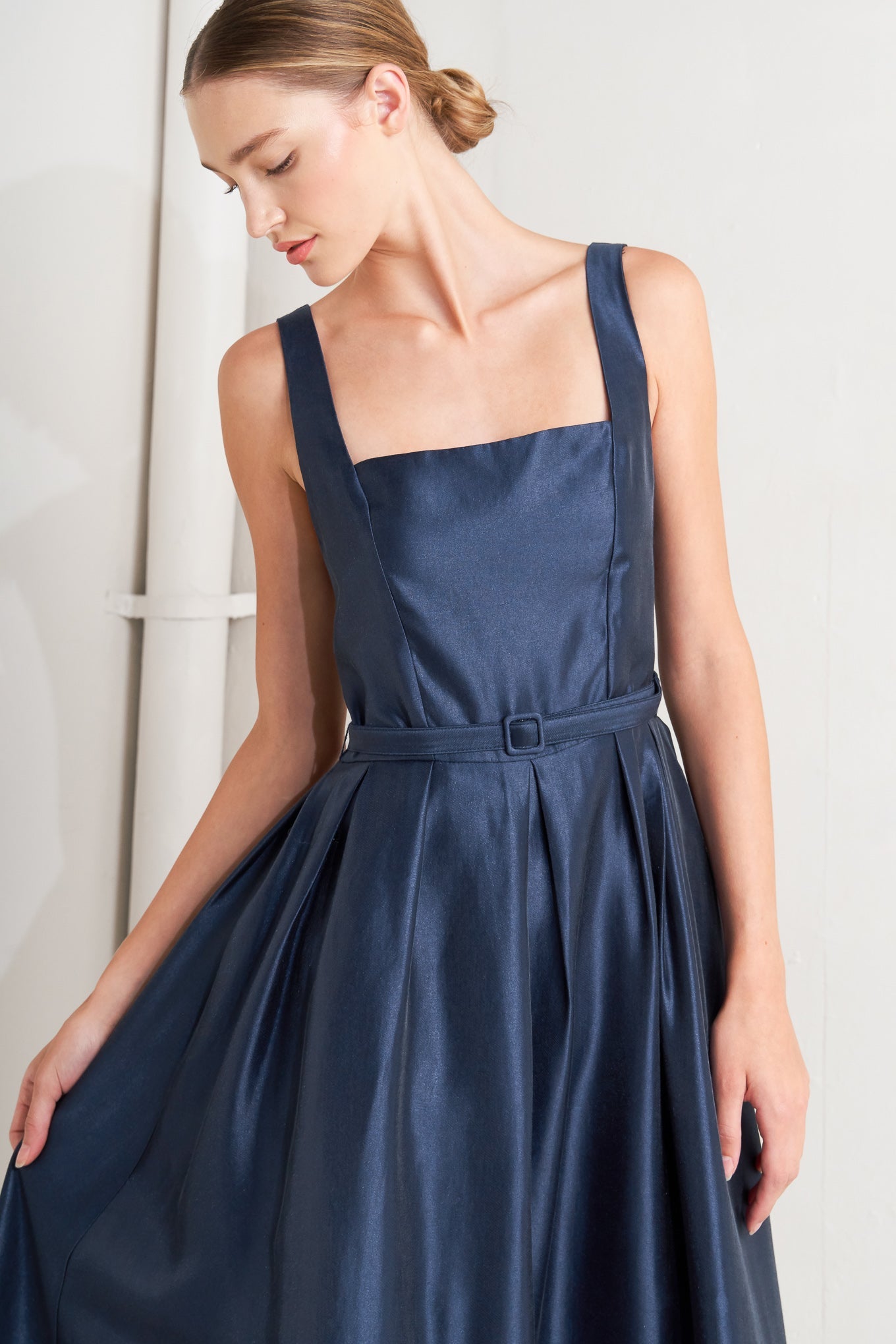 FEMME SILHOUETTE WOVEN MIDI DRESS
