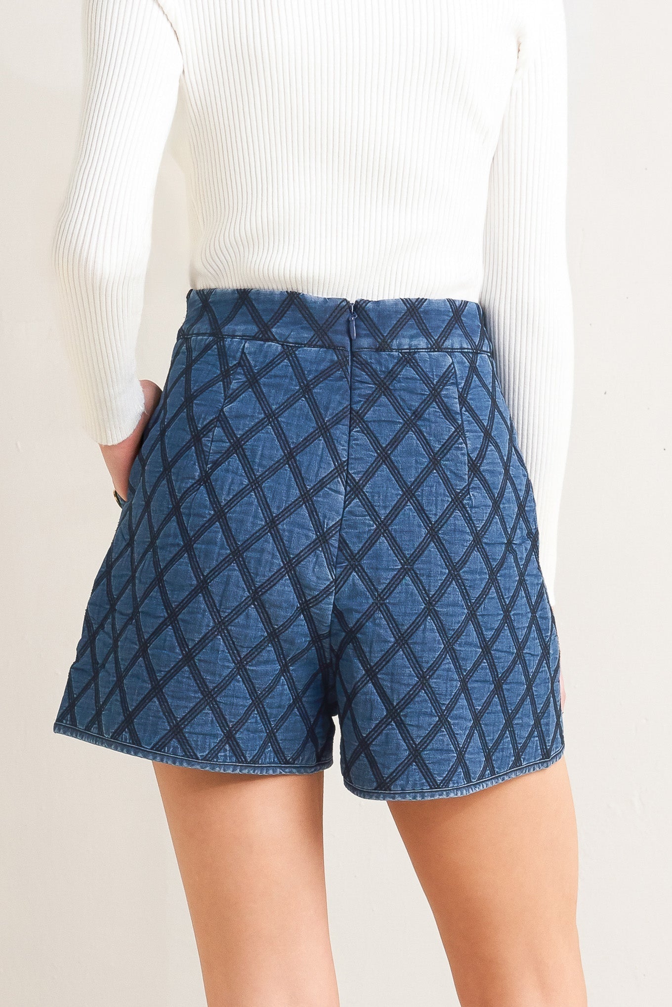MODERNLUXE QUILTED WOVEN SHORT Flying Tomato