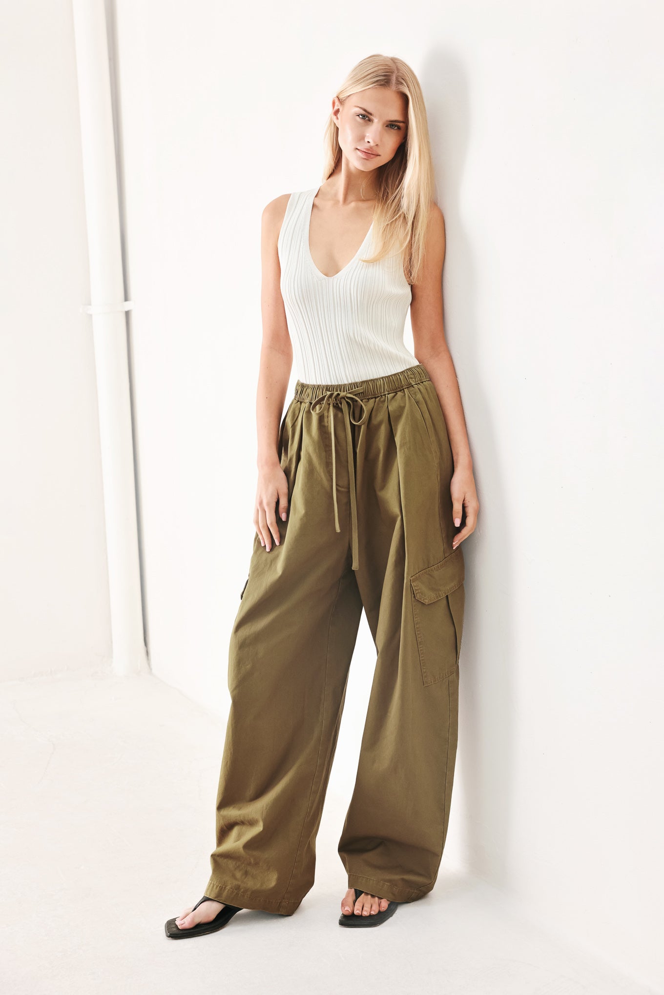 STAY IN MOTION WOVEN BARREL PANTS