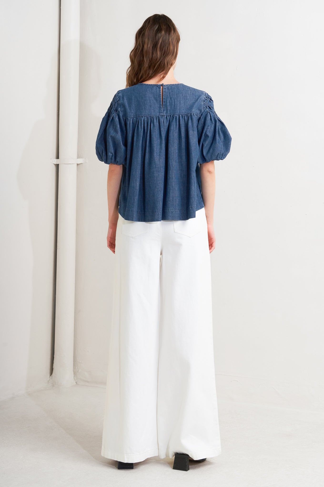 COTTAGE SPELL CHAMBRAY TOP Flying Tomato