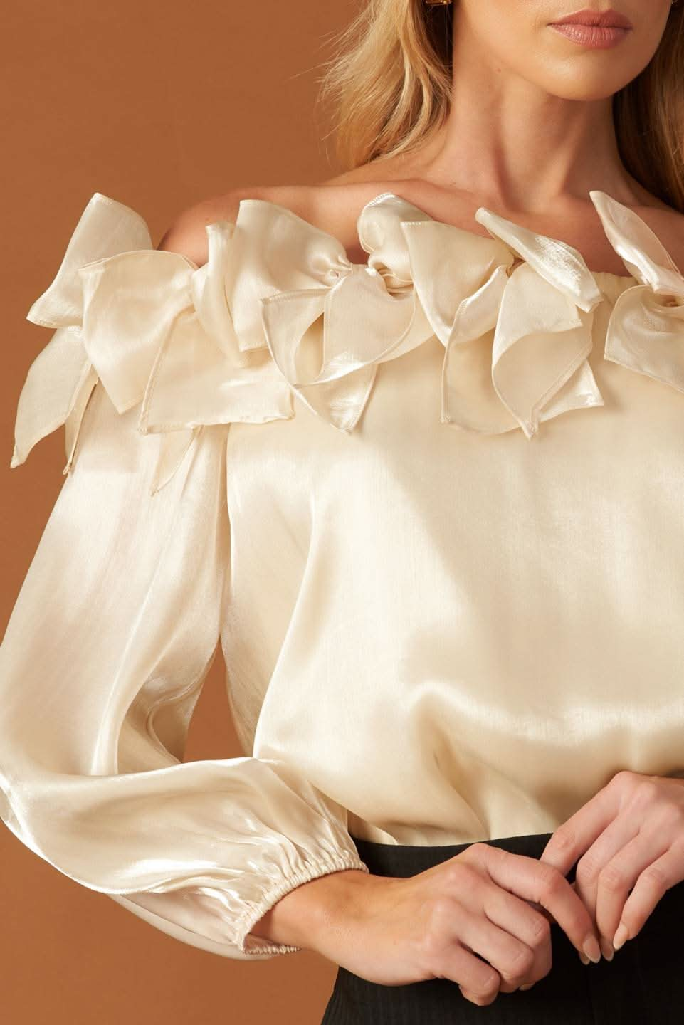 EXTRAORDINARY BOW DETAIL WOVEN TOP