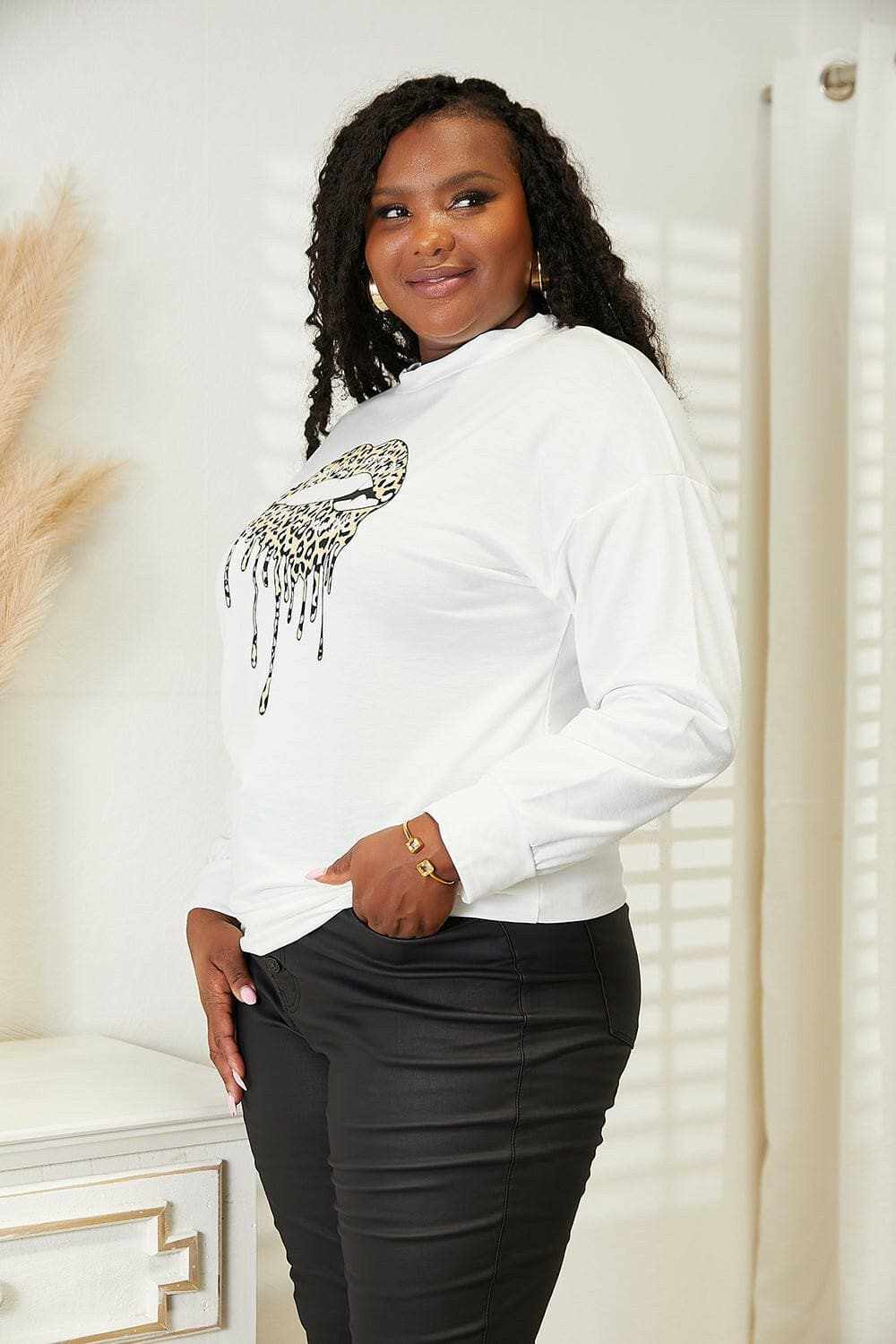Love graphic sweatshirt - comfy style 