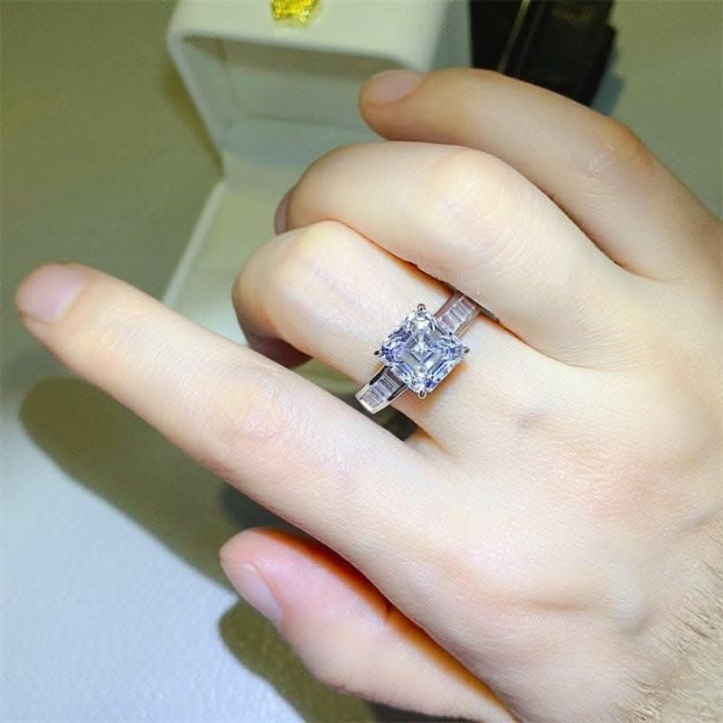 Luxurious 3ct moissanite ring 