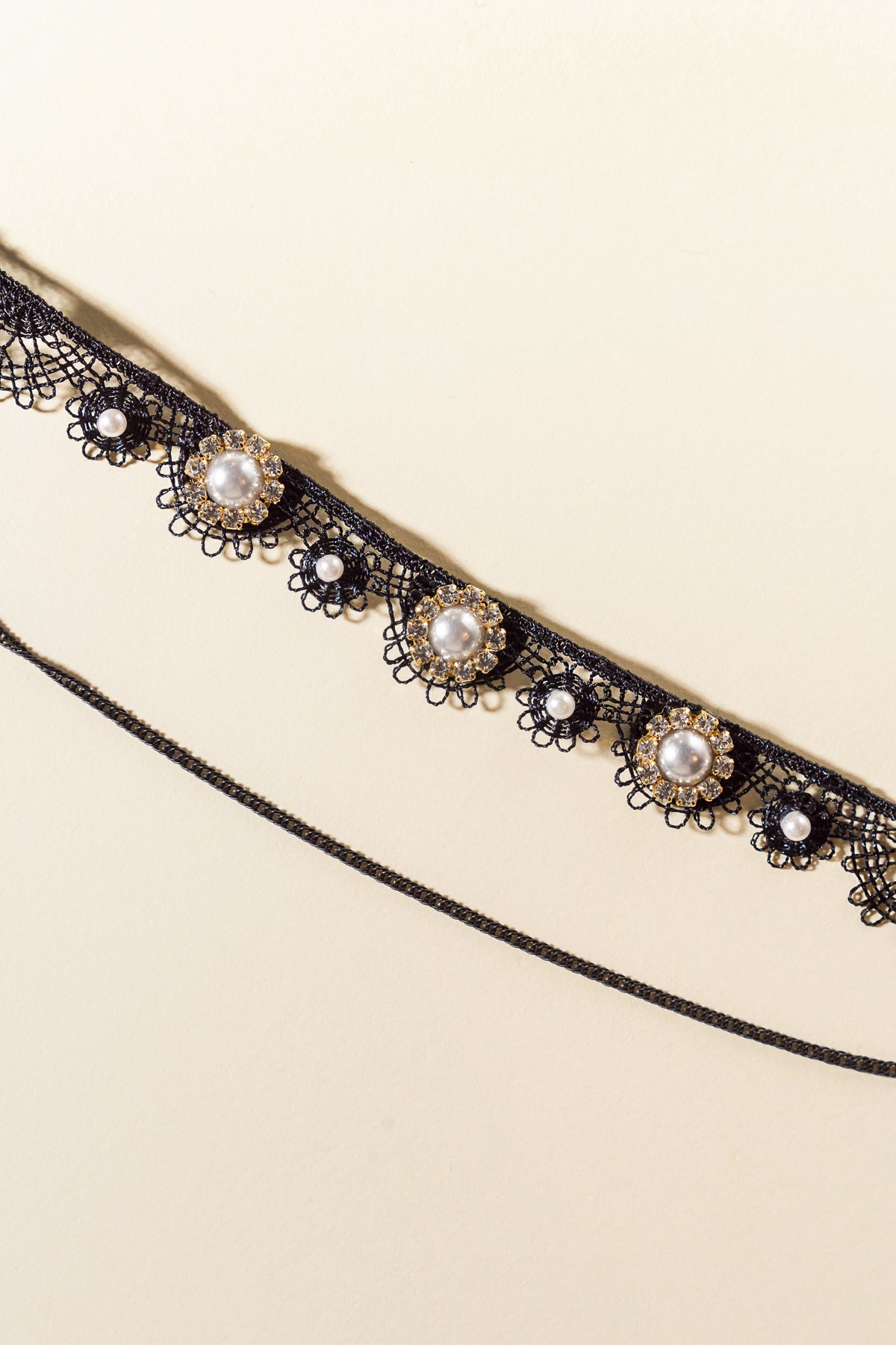 MOON CRESCENT PEARLS CHOKER 