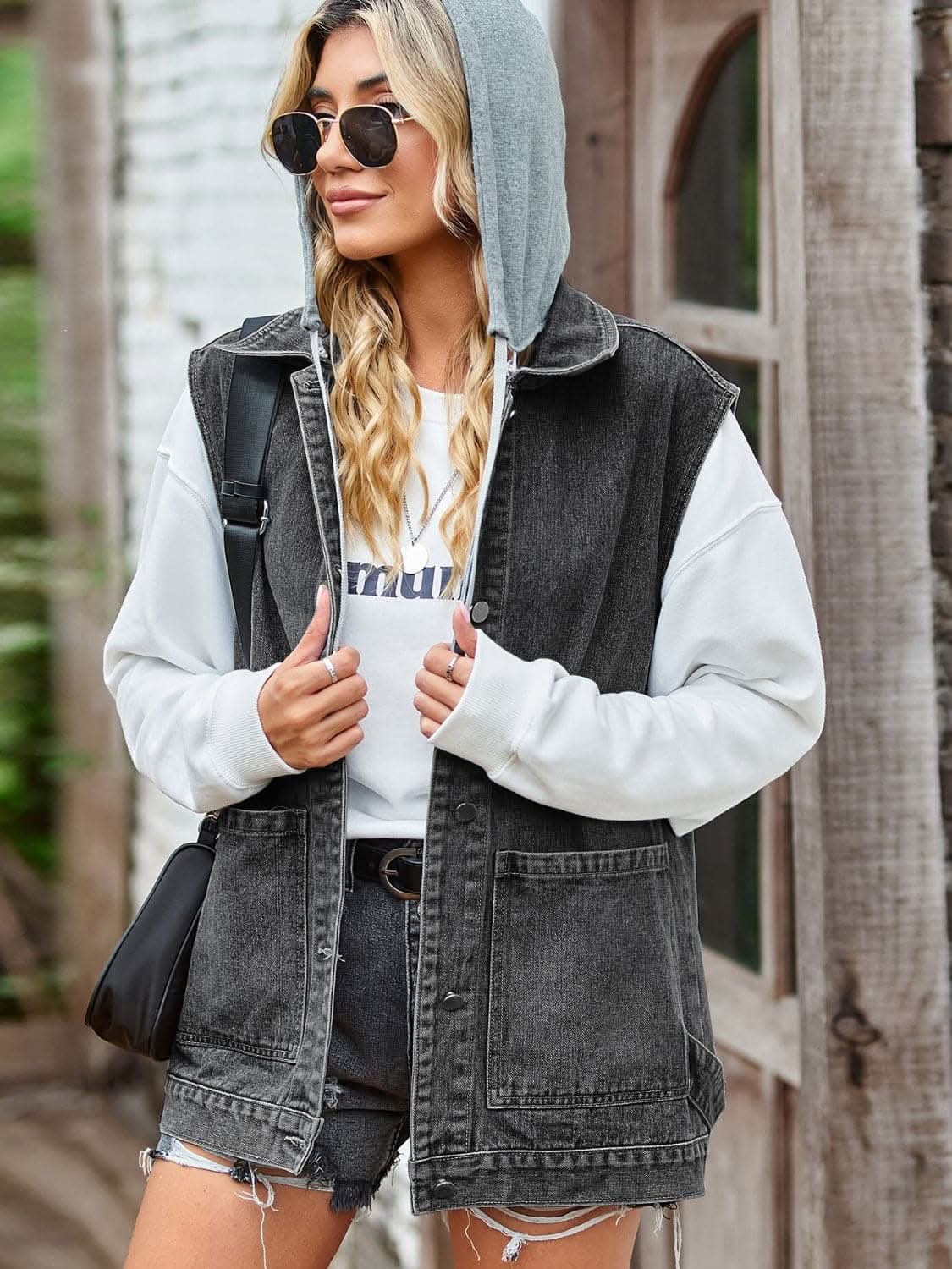 Sleeveless denim vest with pockets 