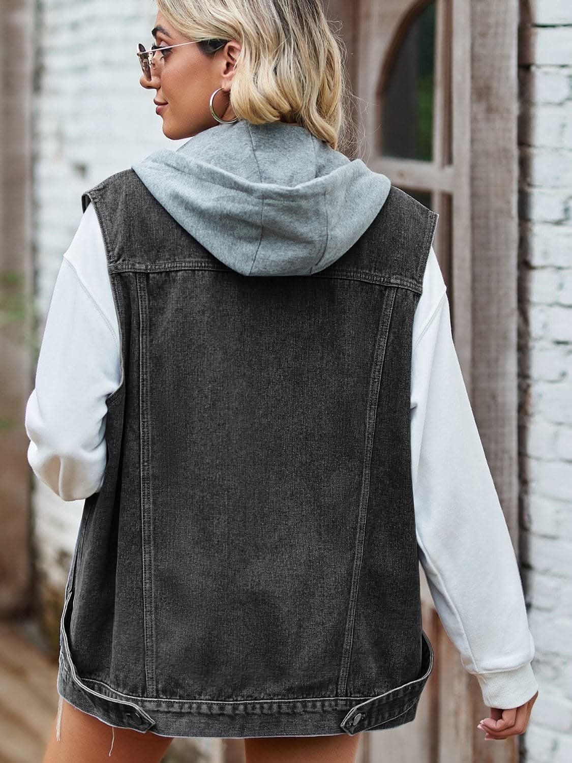 Sleeveless denim vest with pockets 
