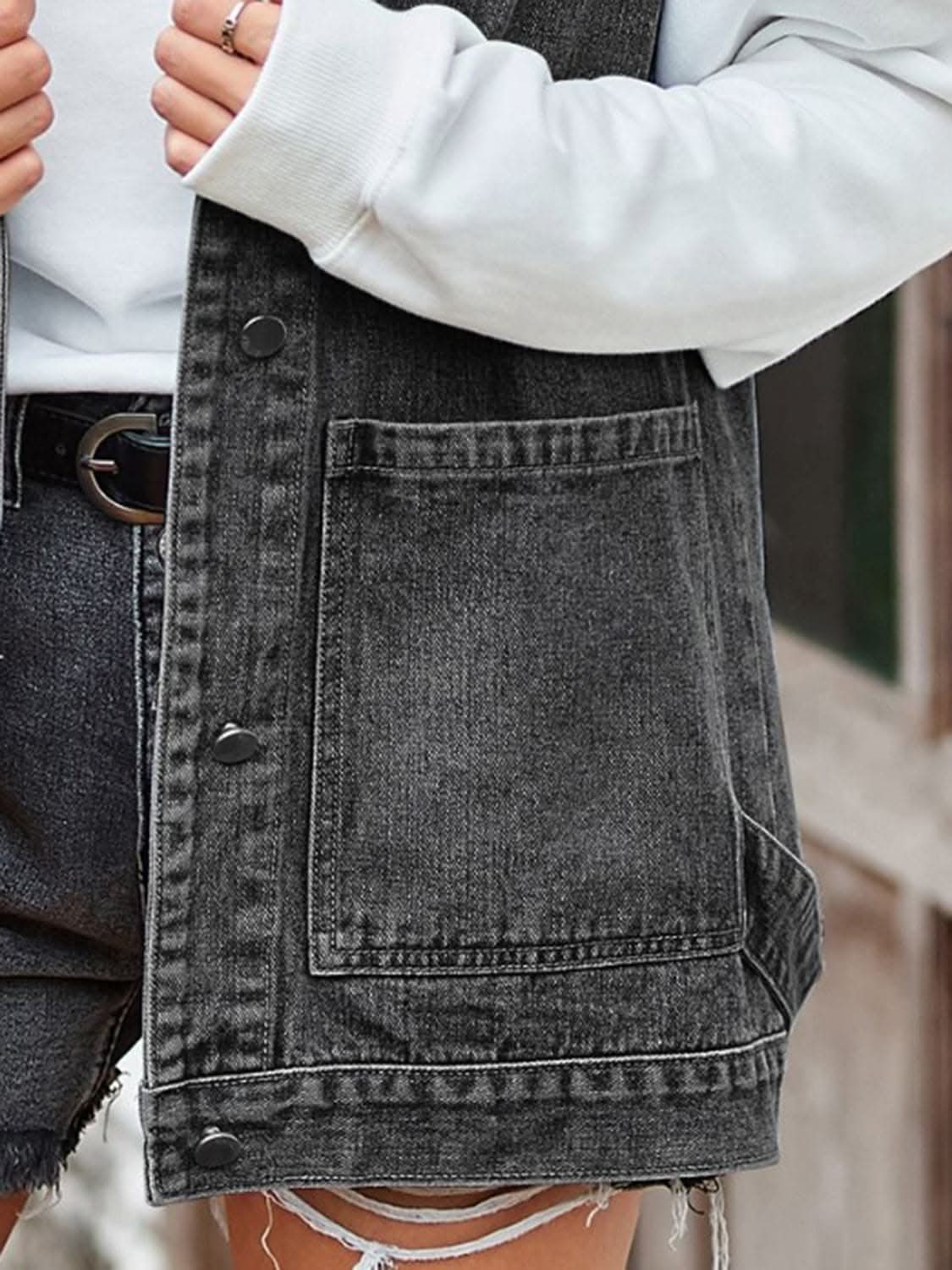 Sleeveless denim vest with pockets 