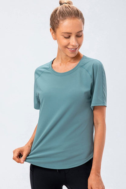 Sporty active tee with raglan sleeves 