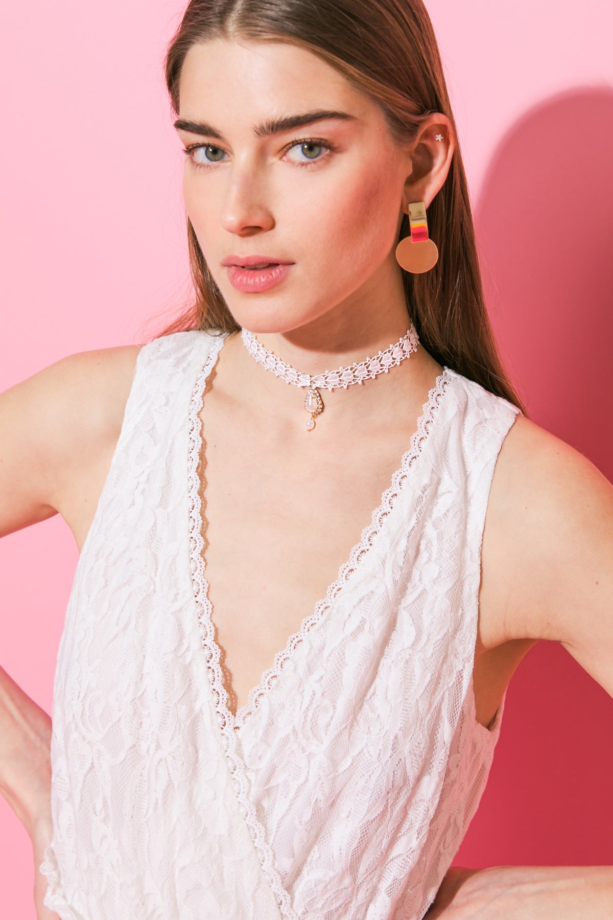 GEOMETRIC CHARM LACE PEARLS CHOKER