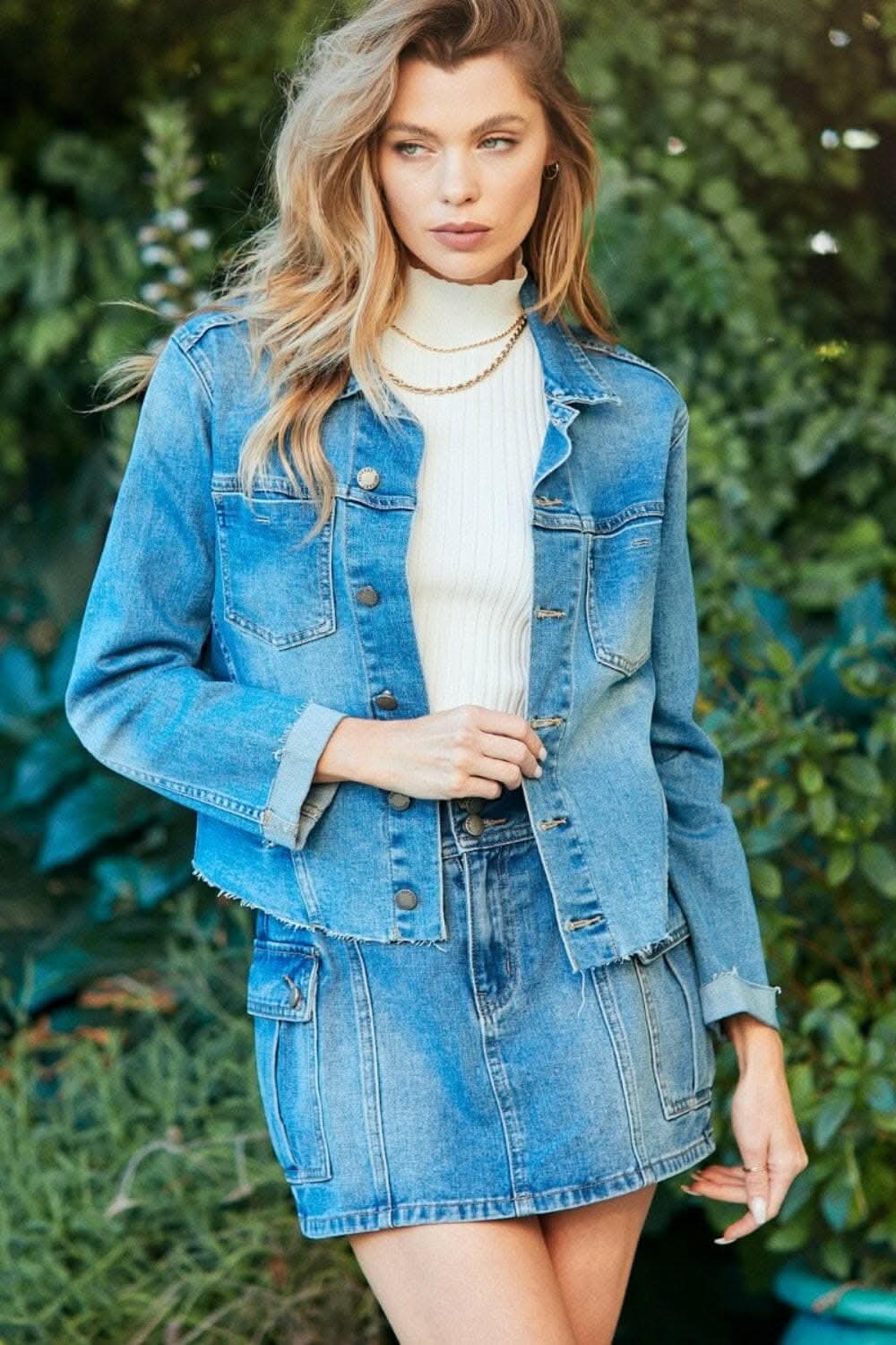 Veveret Button Up Raw Hem Denim Jacket 