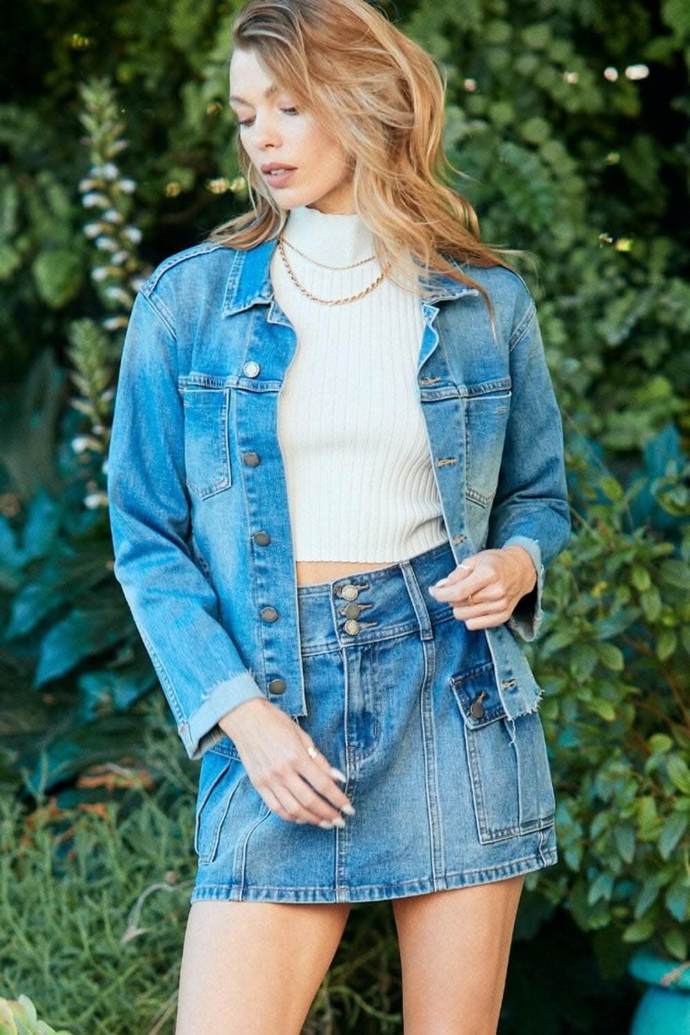Veveret Button Up Raw Hem Denim Jacket 
