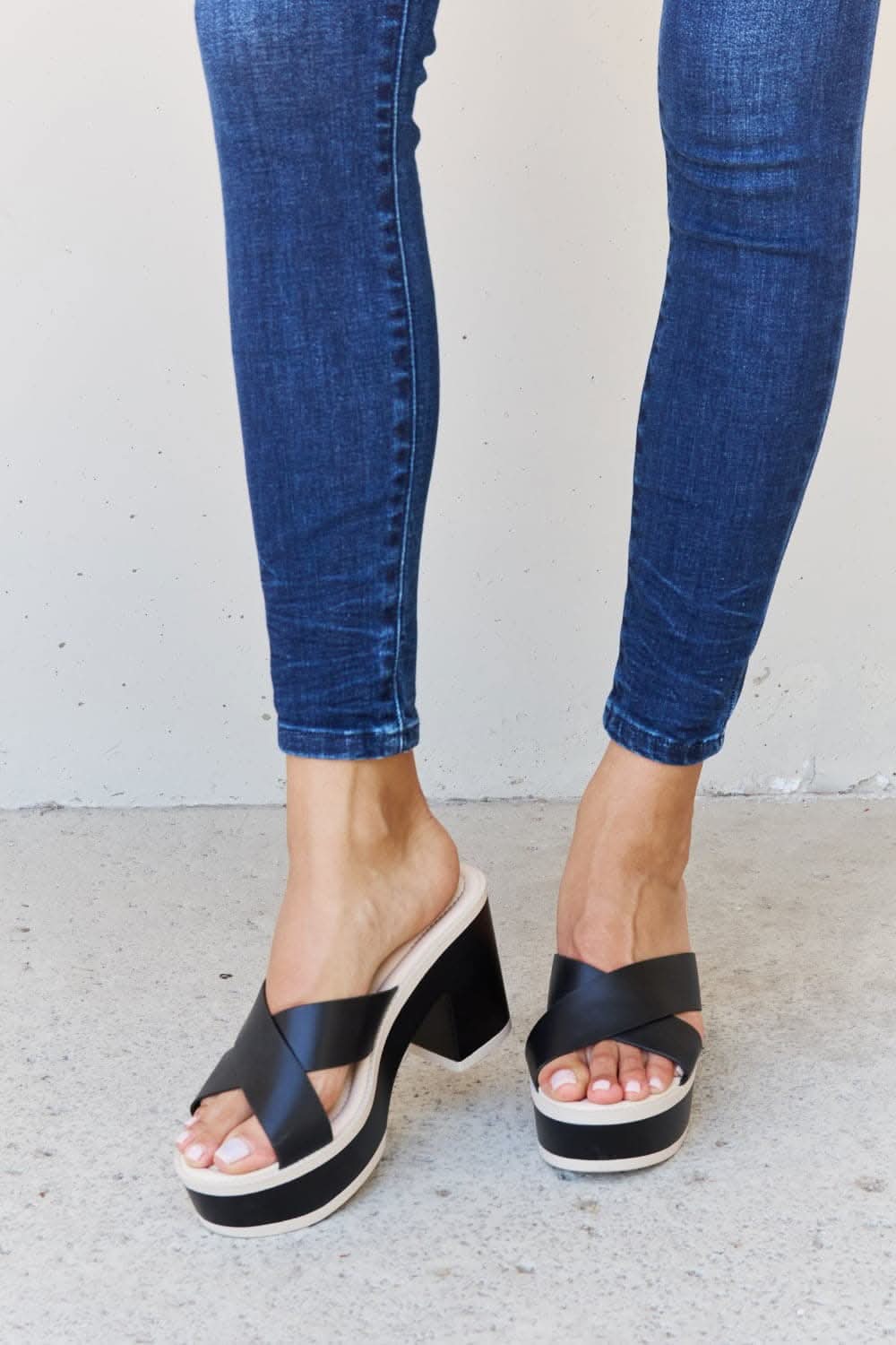 Weeboo contrast platform sandals in black - Love Salve 