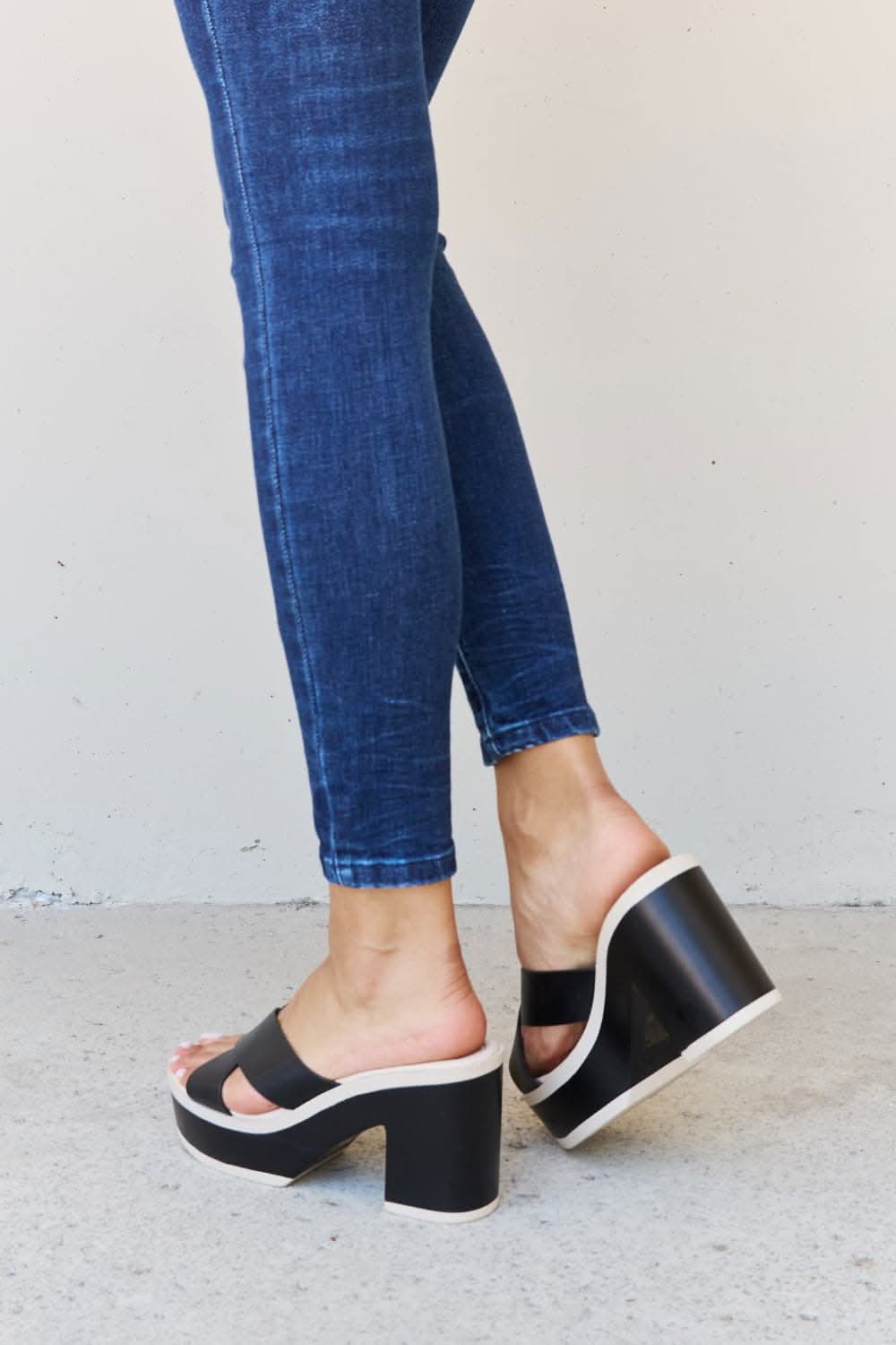Weeboo contrast platform sandals in black - Love Salve 