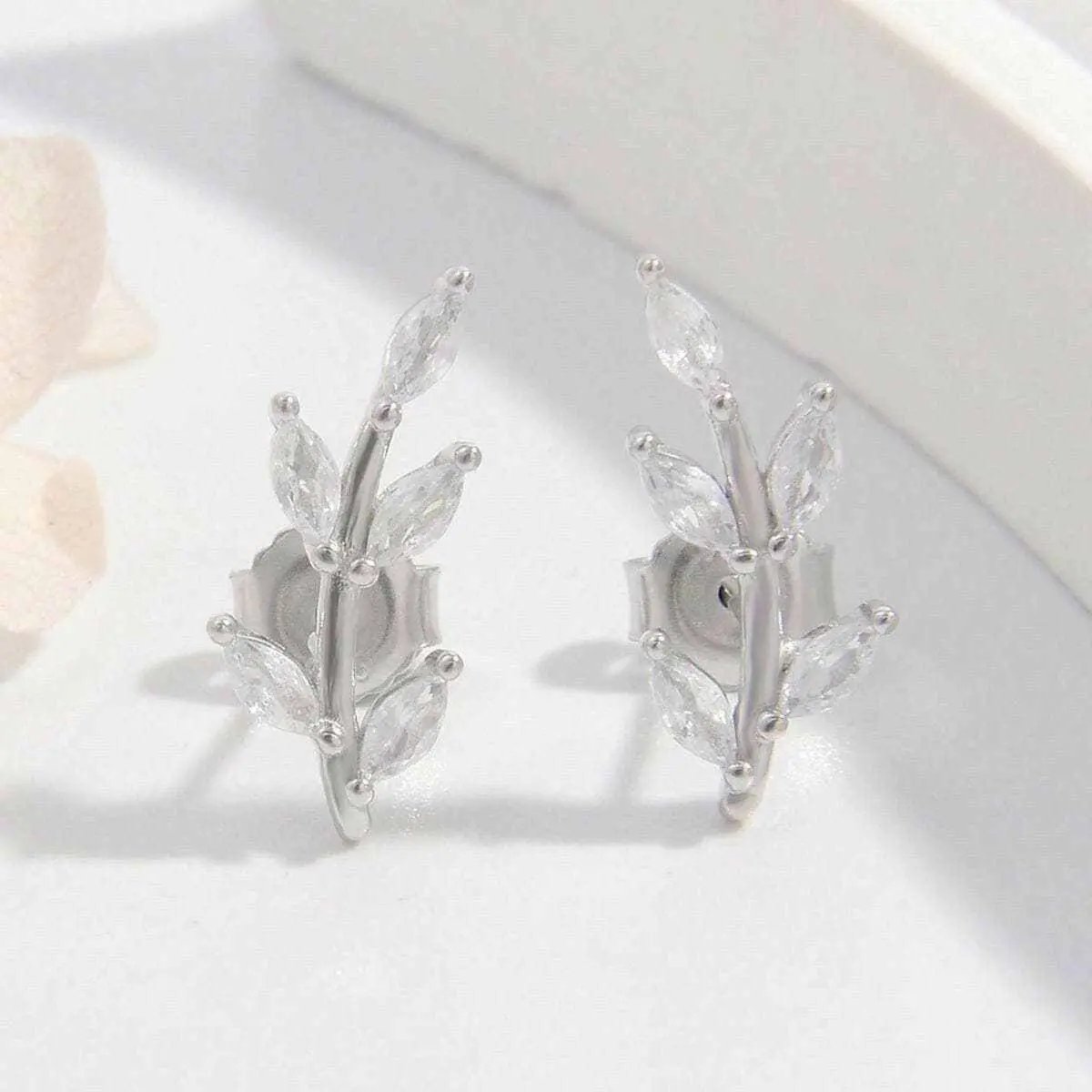 Zircon leaf earrings in silver - Love Salve 
