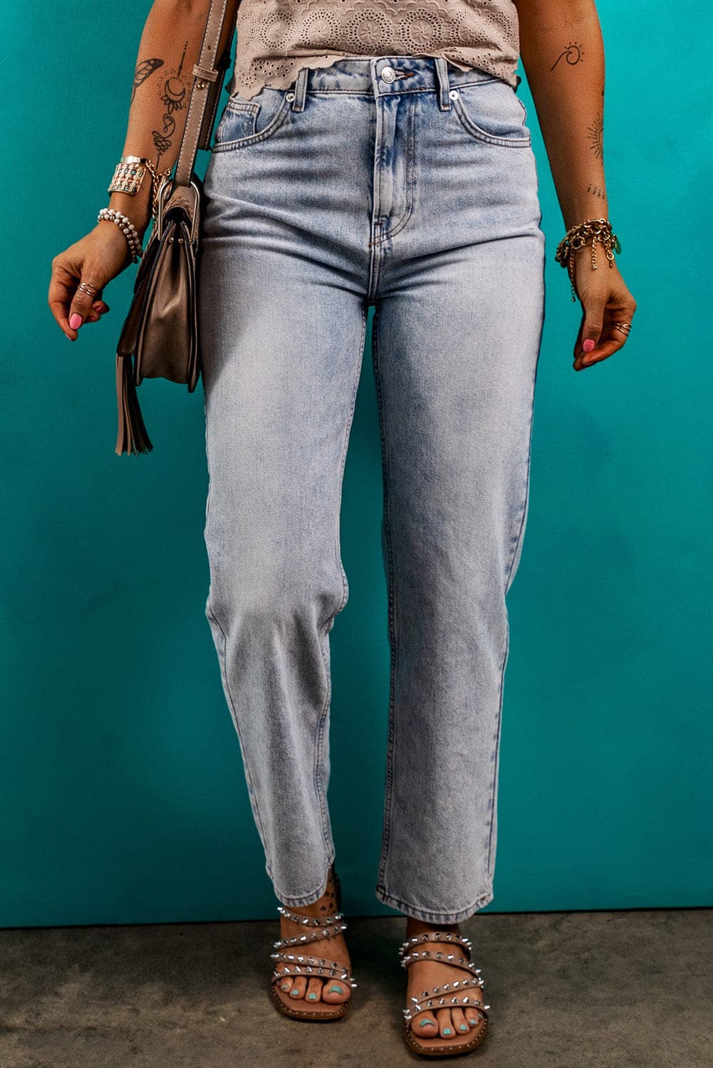 Pocketed Mid-Rise Waist Jeans.