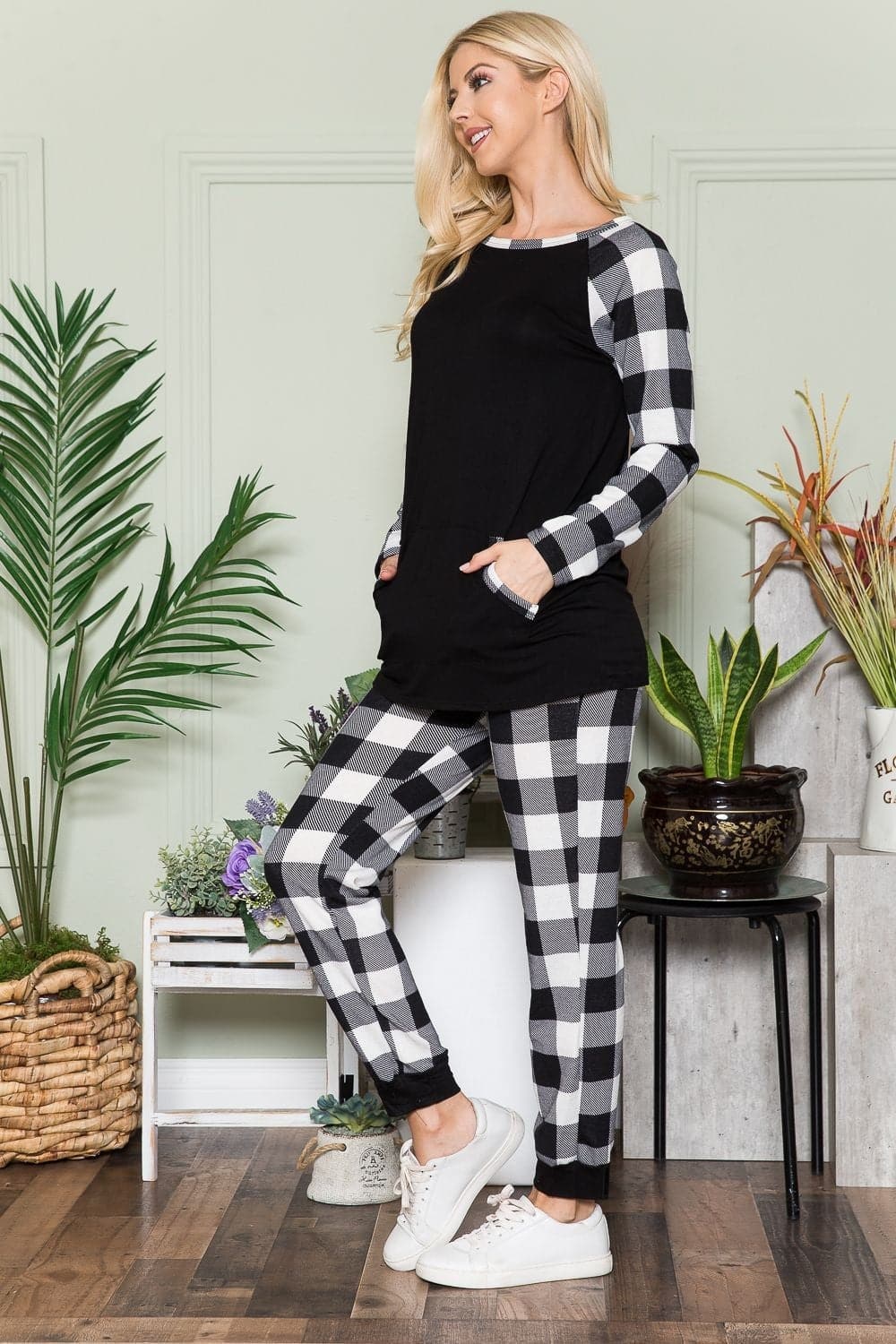 Chic plaid long sleeve tee with convenient pockets