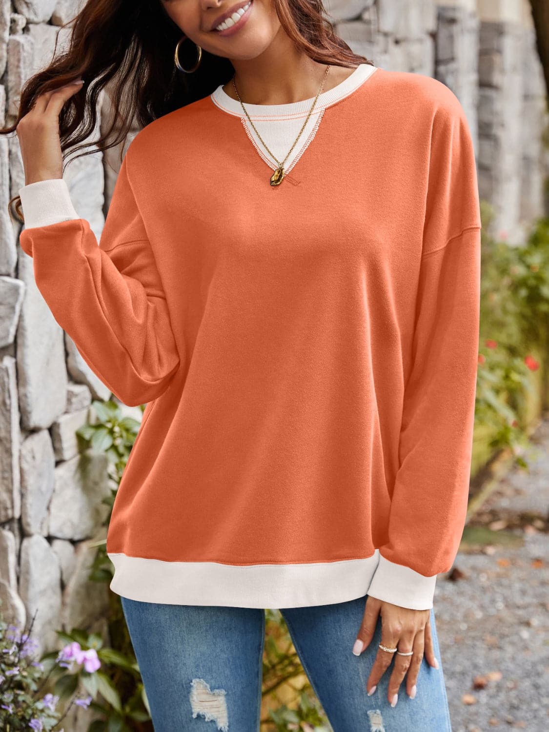 Contrast Round Neck Long Sleeve Sweatshirt.