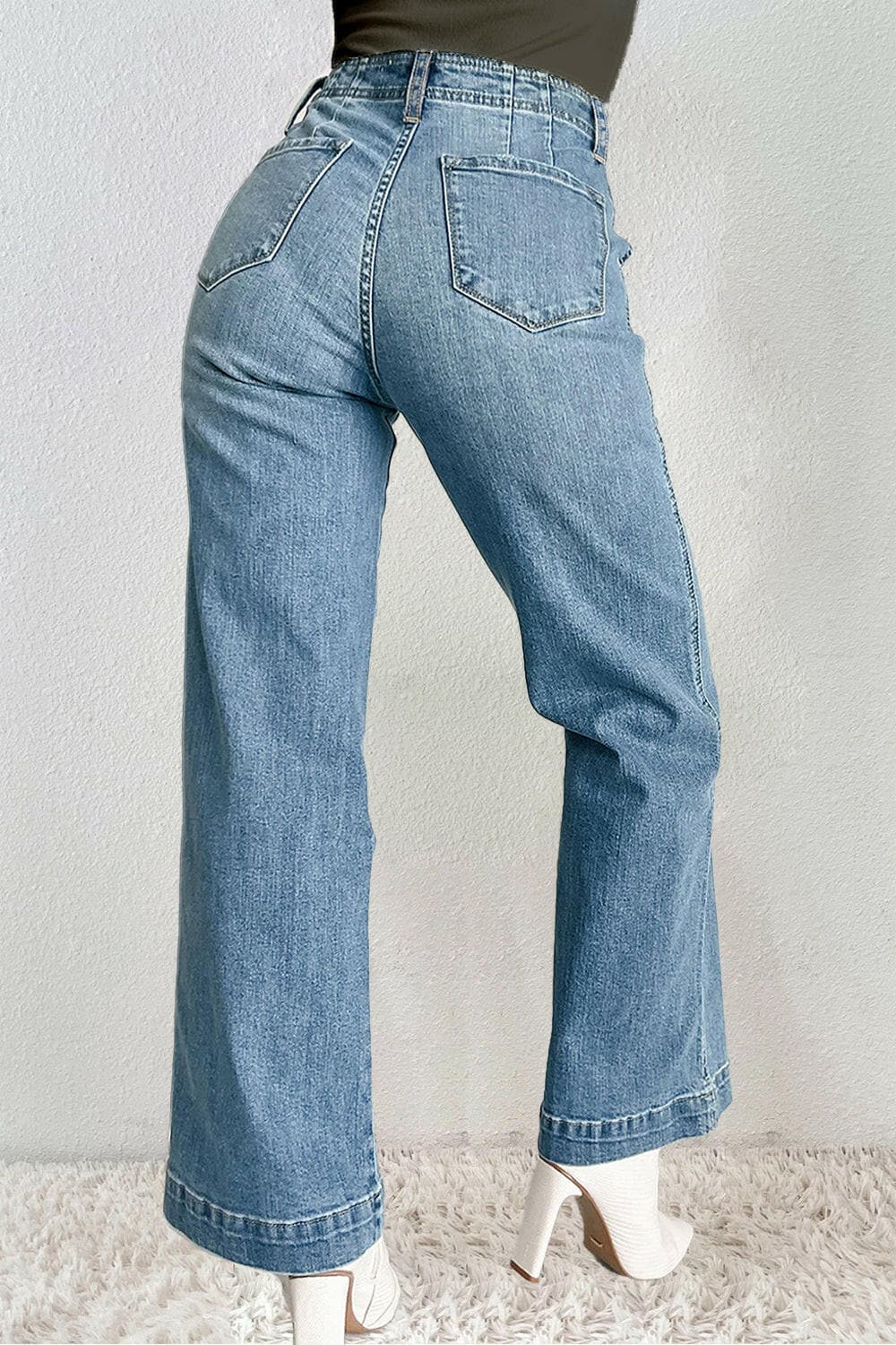 Classic Denim Jeans with Functional Pockets.