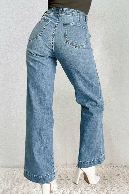 Classic Denim Jeans with Functional Pockets.