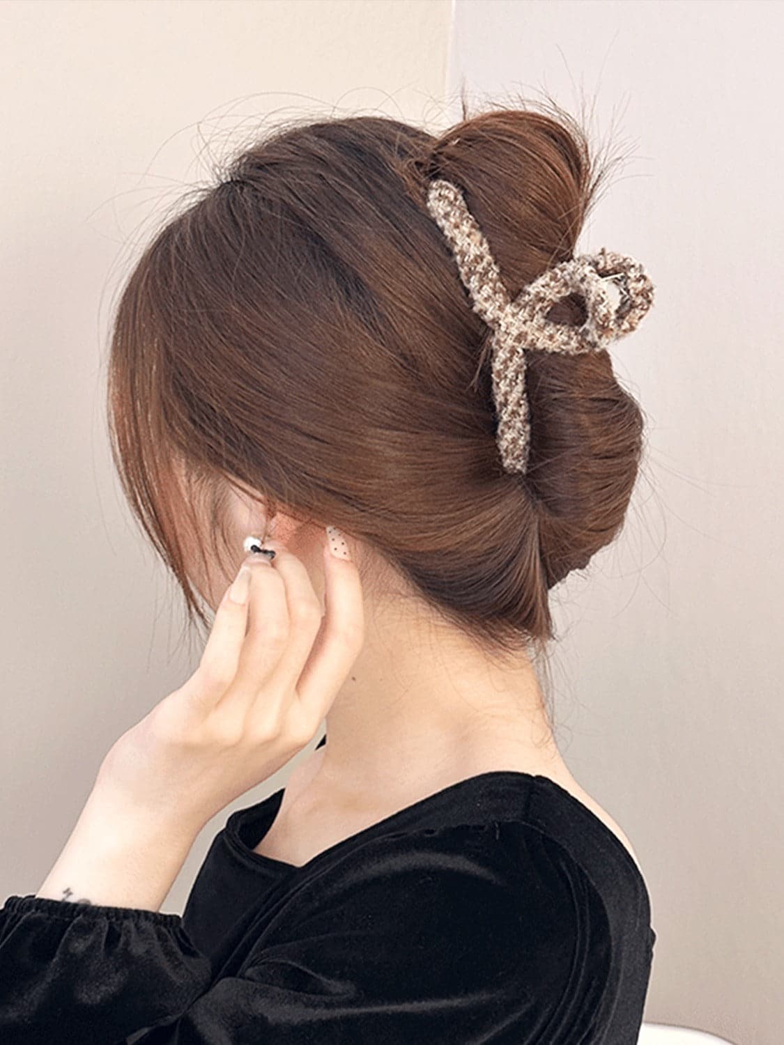 Stylish contrast hair claw clip