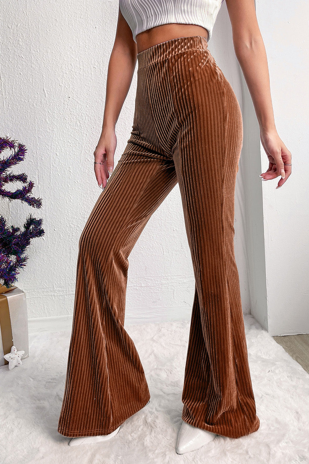 Chic high-waisted flare corduroy pants in chestnut brown