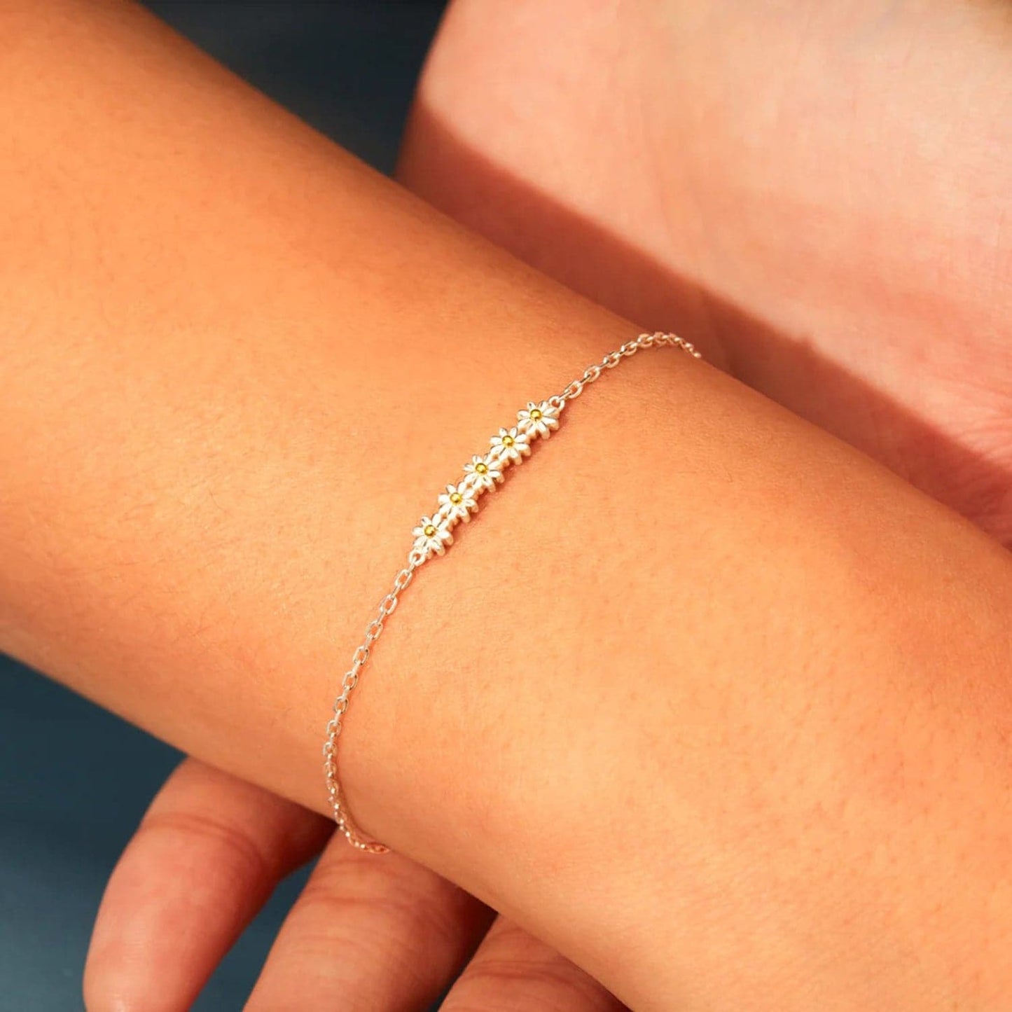 Daisy Shape Spring Ring Closure Bracelet.