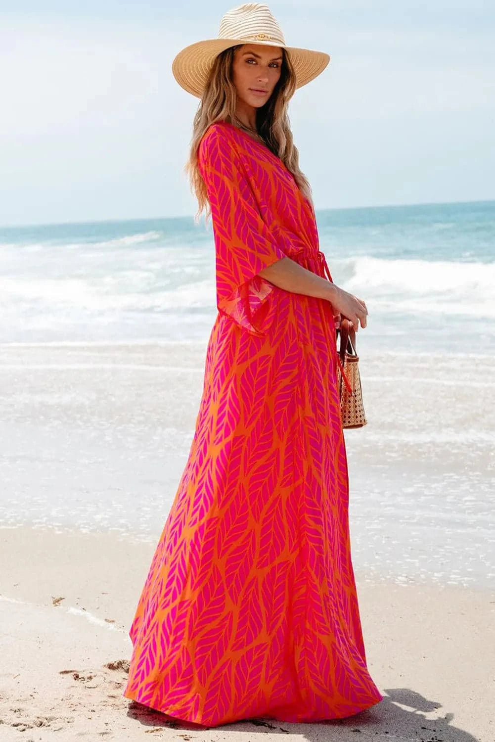 Chic drawstring v-neck maxi dress with printed design