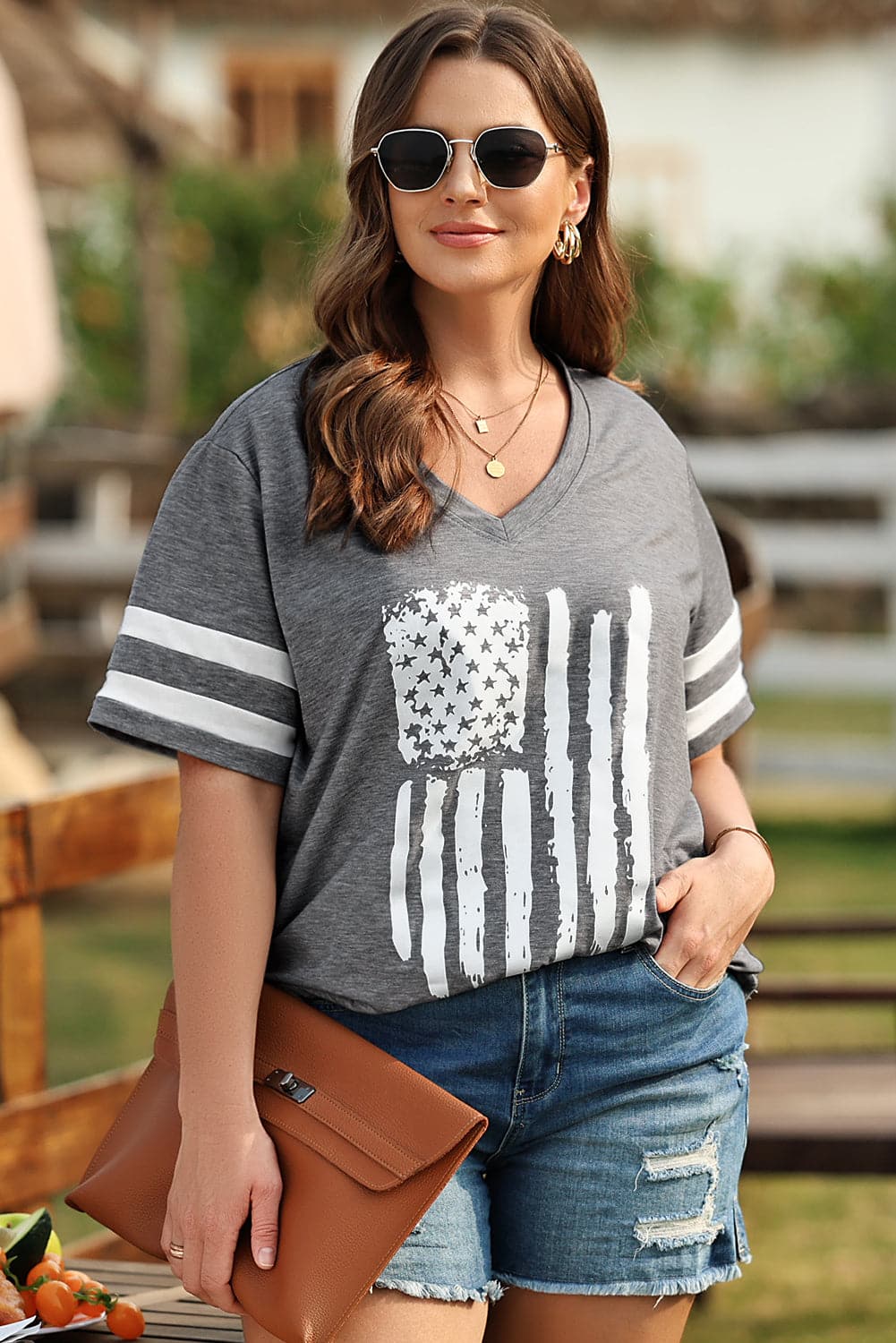 Plus Size US Flag Graphic V-Neck TeePattern type: Graphic
Style: Casual, Chic
Features: Basic style
Neckline: V-neck
Length: Regular
Sleeve length: Half sleeves
Sleeve type: Regular sleeves
Sheer: No
MLove Salve Flag Graphicplus