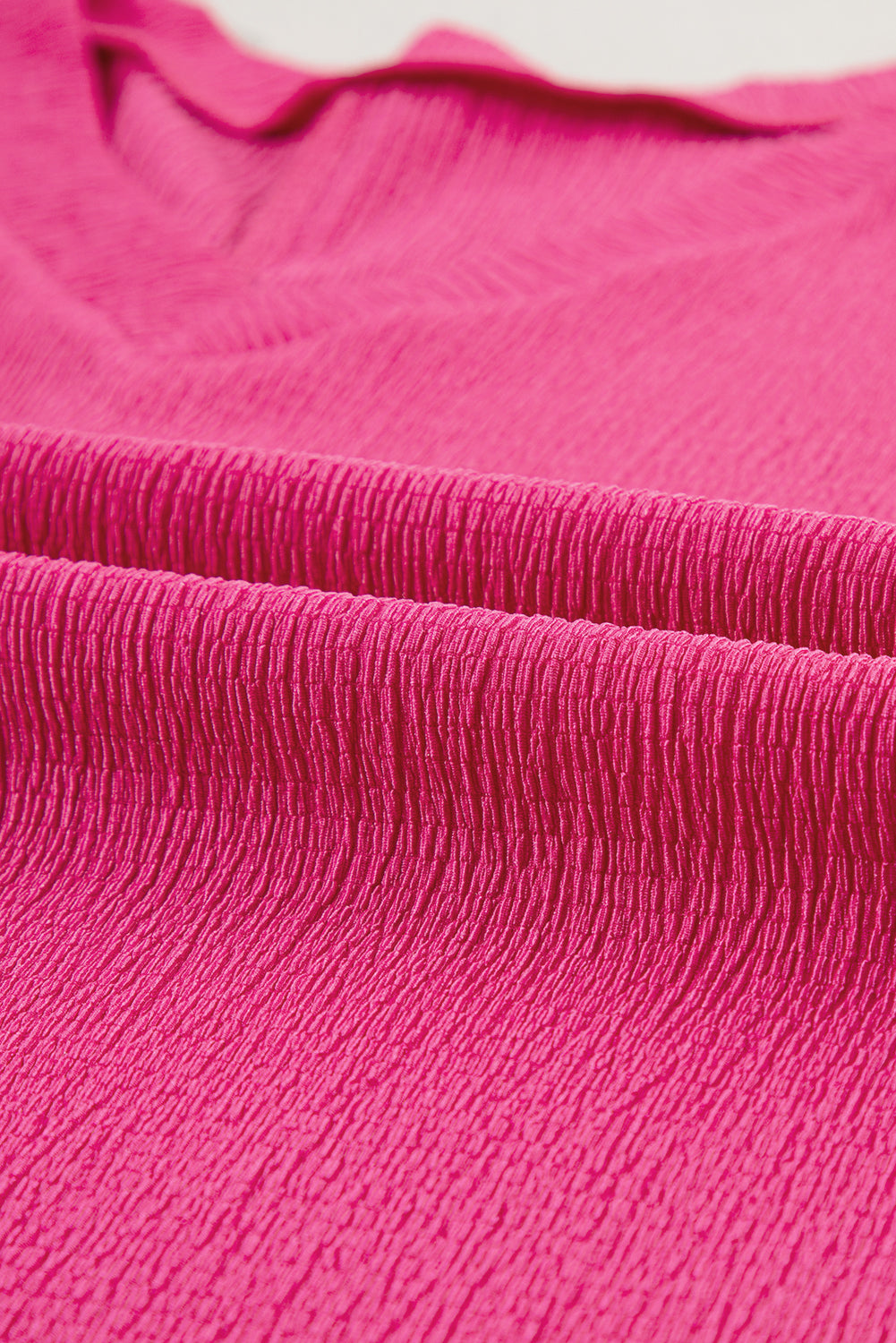 Chic crinkled v-neck t-shirt in vibrant pink with wide sleeves