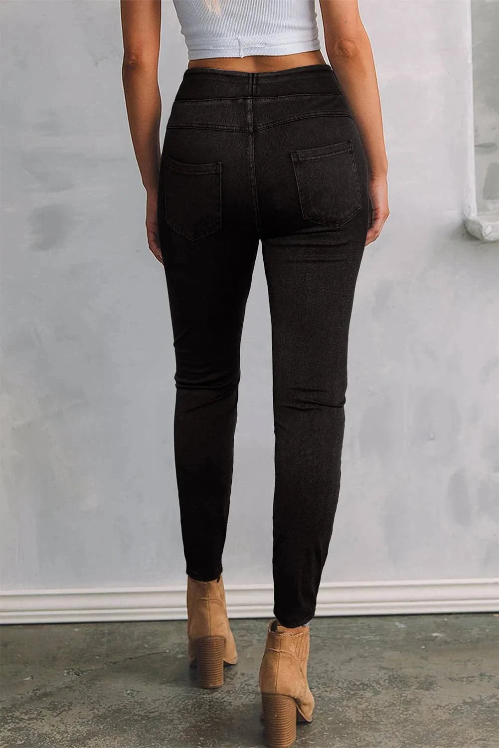 Stylish skinny jeans with functional pockets