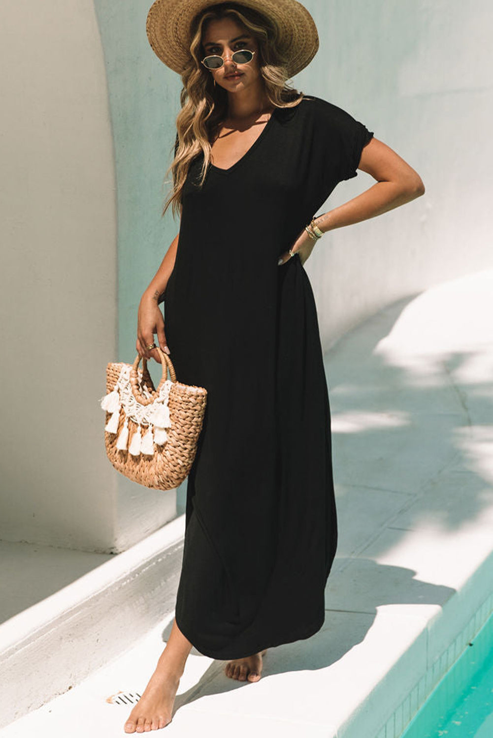 Elegant black v-neck maxi t-shirt dress with hidden pockets and stylish splits