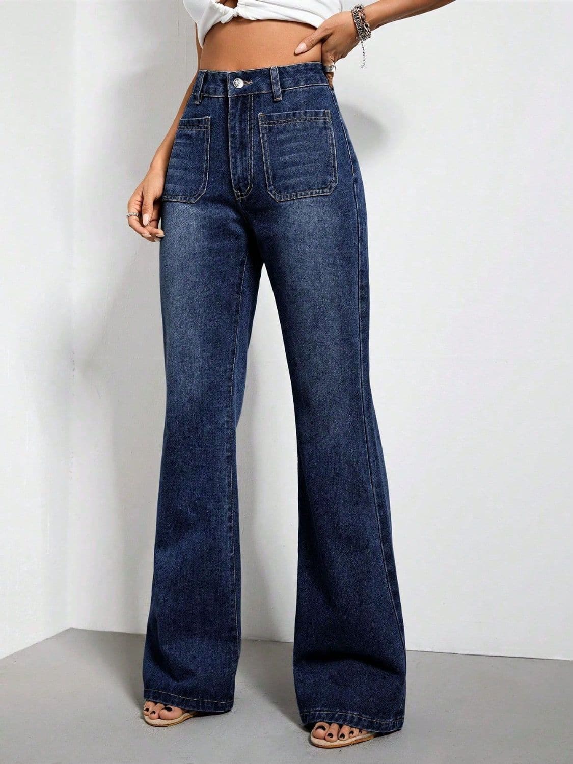 Chic high-rise bootcut jeans with practical pockets