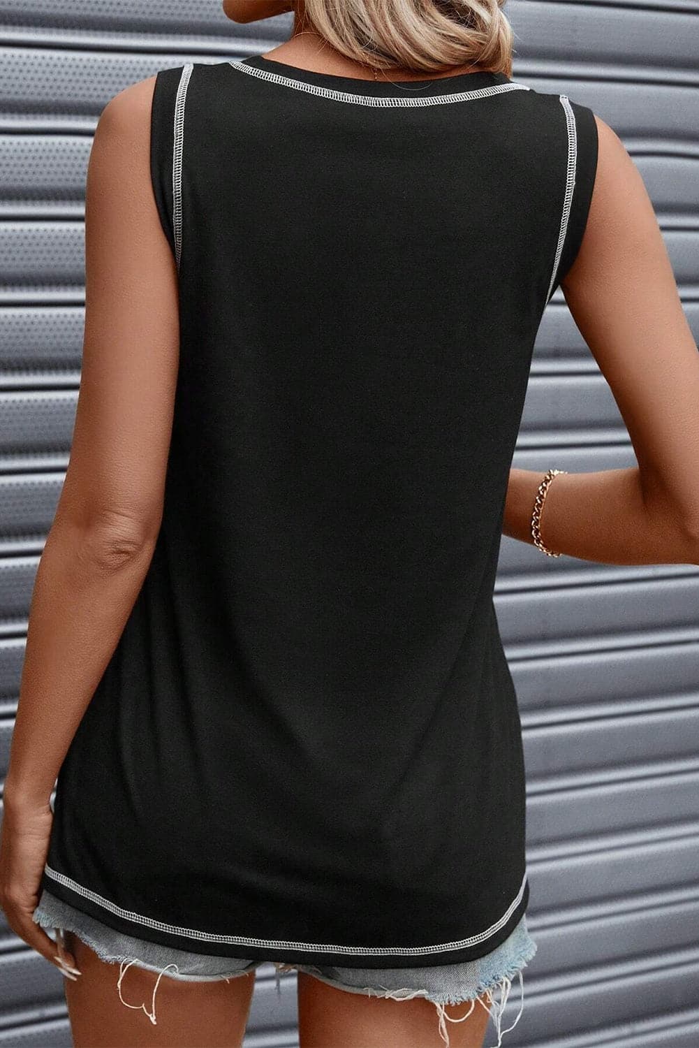 Contrast Stitching Round Neck Tank.