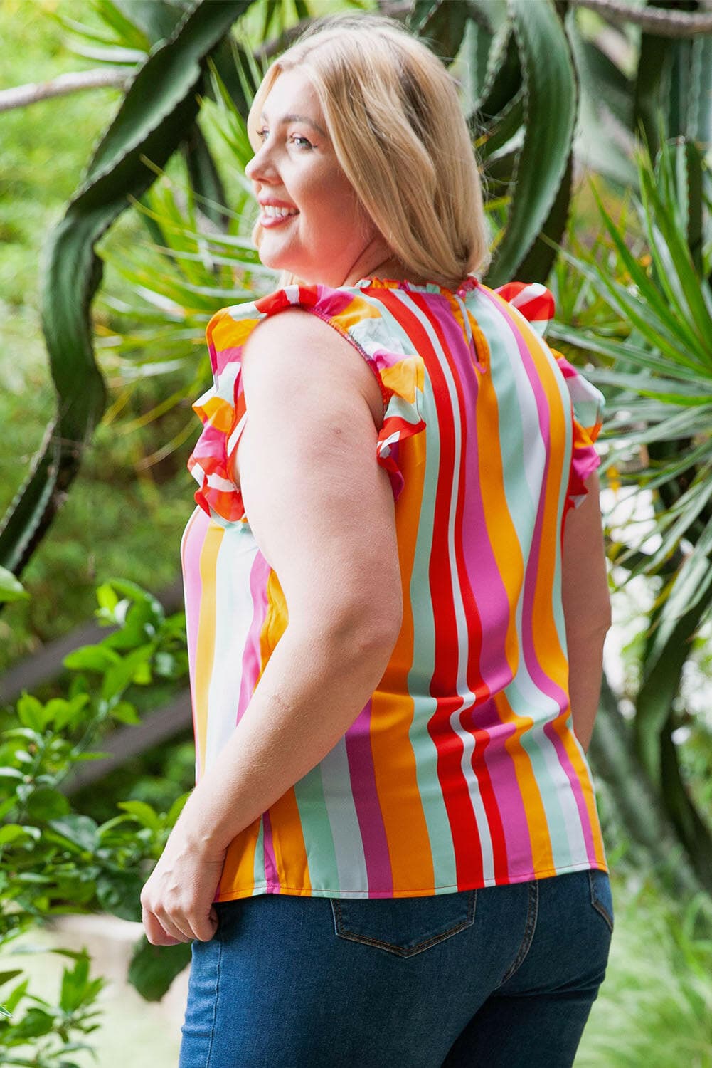 Plus Size Striped Round Neck Ruffled TankUpgrade Your Wardrobe with our Plus Size Striped Tank
 
 
Style: Casual Chic
 
Pattern Type: Multicolored Stripes
 
Neckline: Ruffle Round Neck
 
Material: 100% PolyLove Salve Size Striped Round Neck Ruffled Tankplus