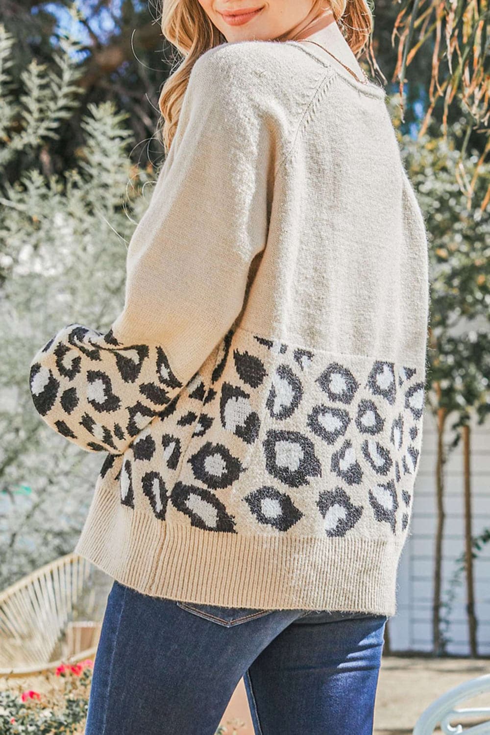 Round Neck Leopard Print Stitched Long-Sleeved Sweater.